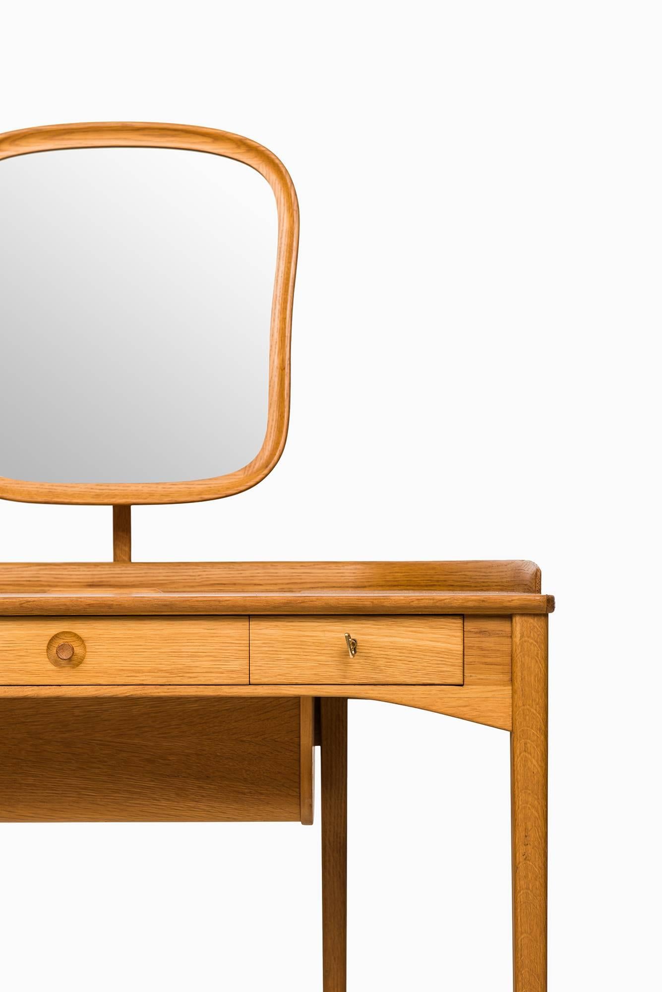 Rare vanity or lady’s desk model Birgitta designed by Carl Malmsten. Produced by Bodafors in Sweden.