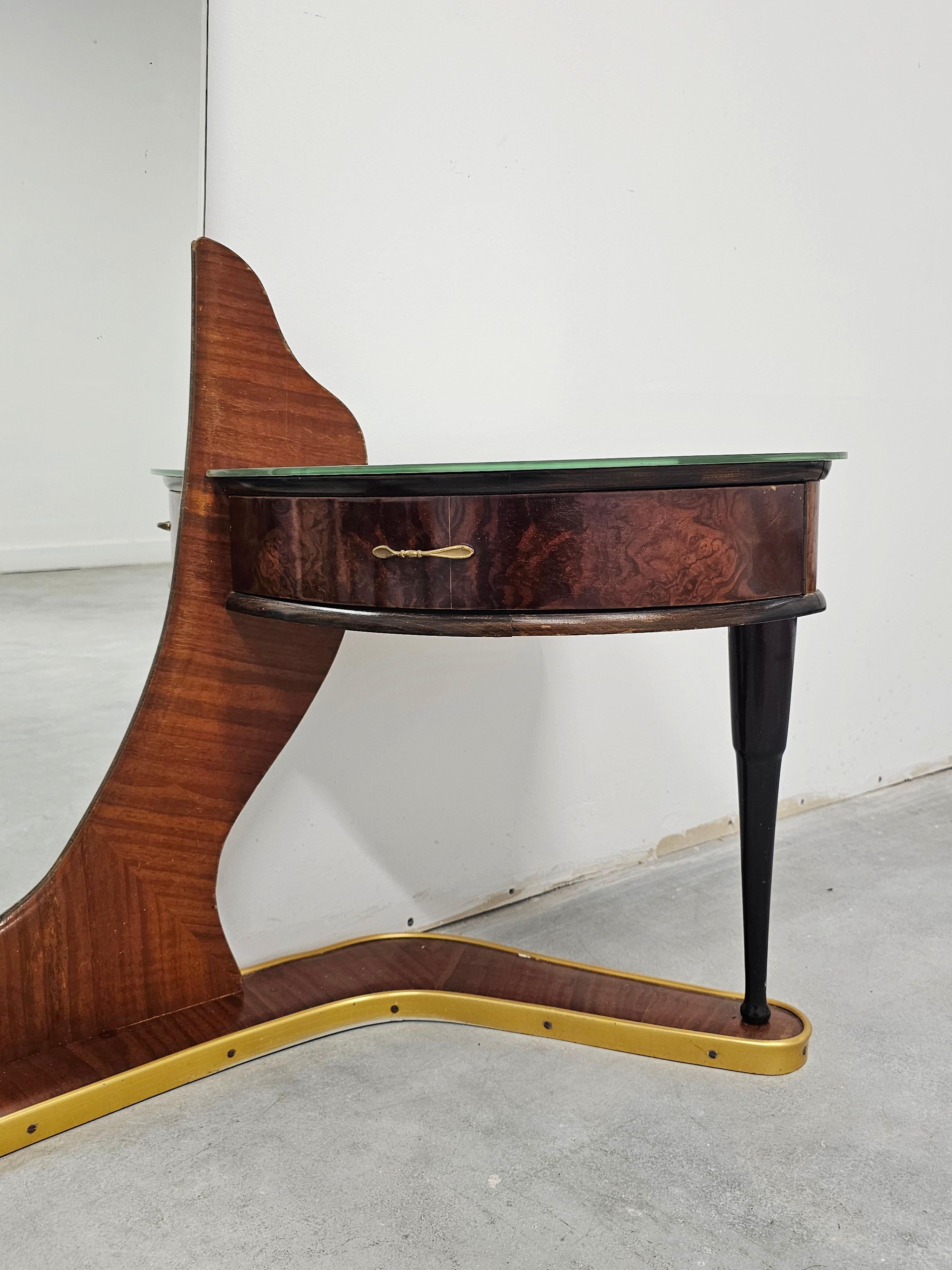 Mid-Century Modern Miroir de courtoisie ou de toilette en ronce de noyer et laiton attr. à Cesar Lacca en vente