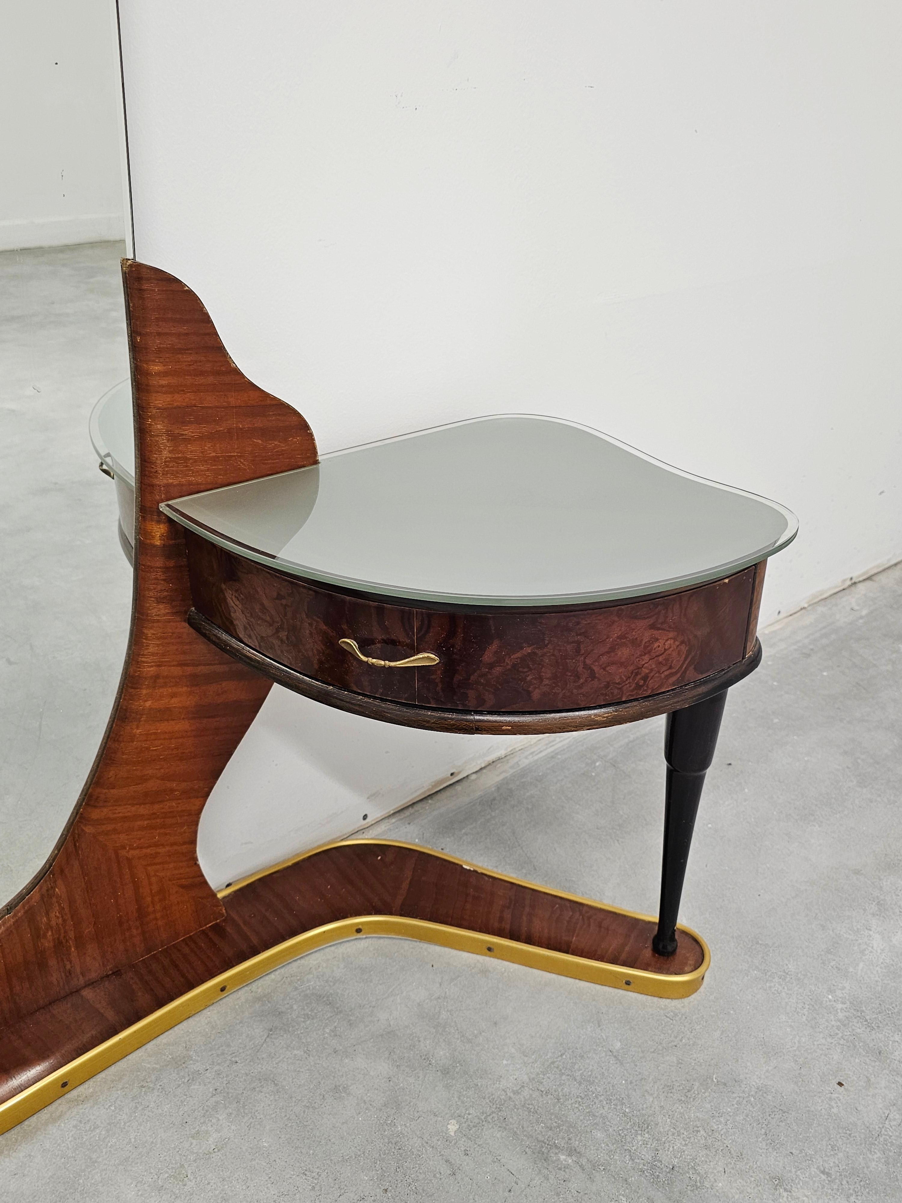 Miroir de courtoisie ou de toilette en ronce de noyer et laiton attr. à Cesar Lacca Bon état - En vente à Beograd, RS