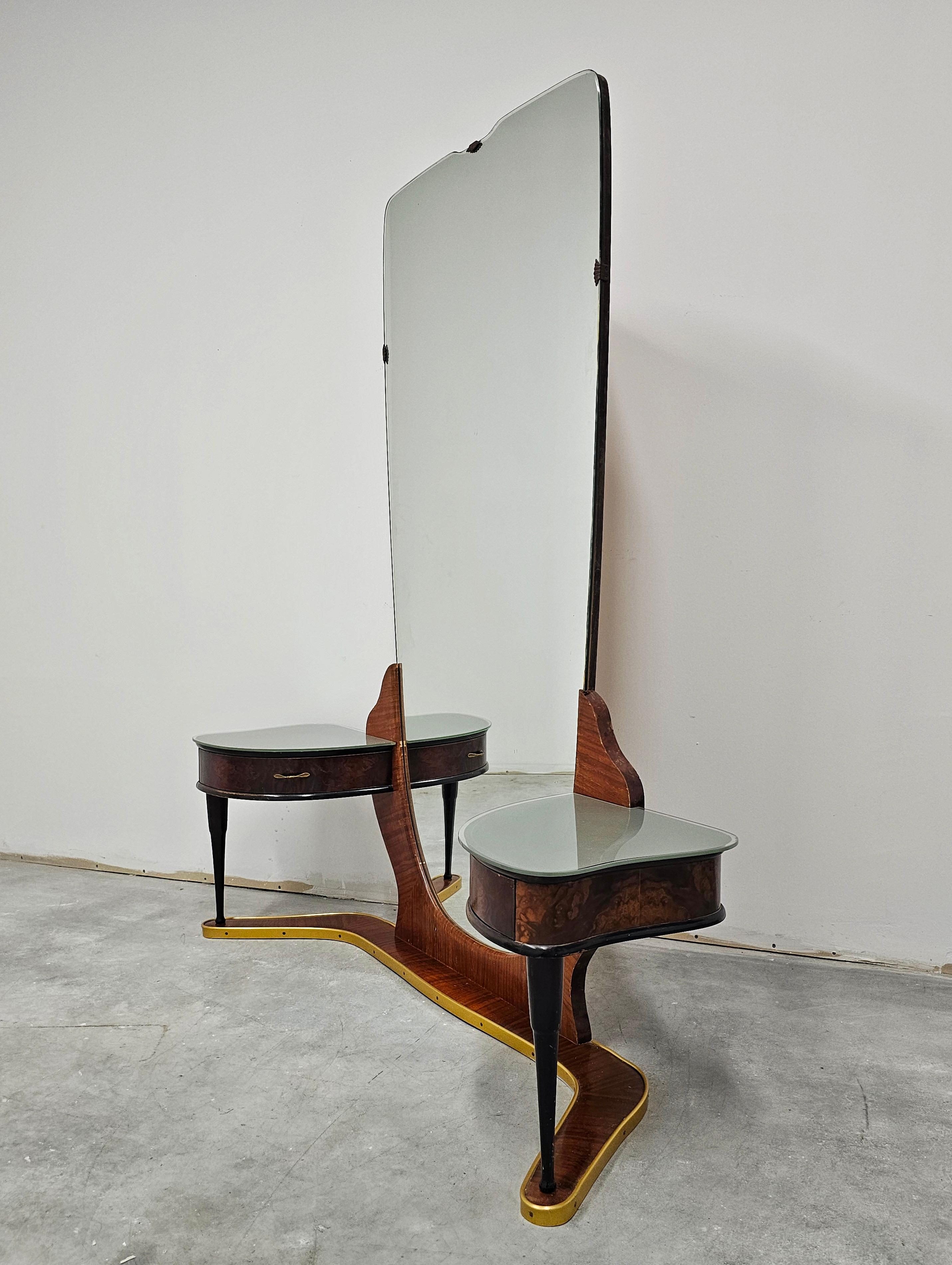 Laiton Miroir de courtoisie ou de toilette en ronce de noyer et laiton attr. à Cesar Lacca en vente