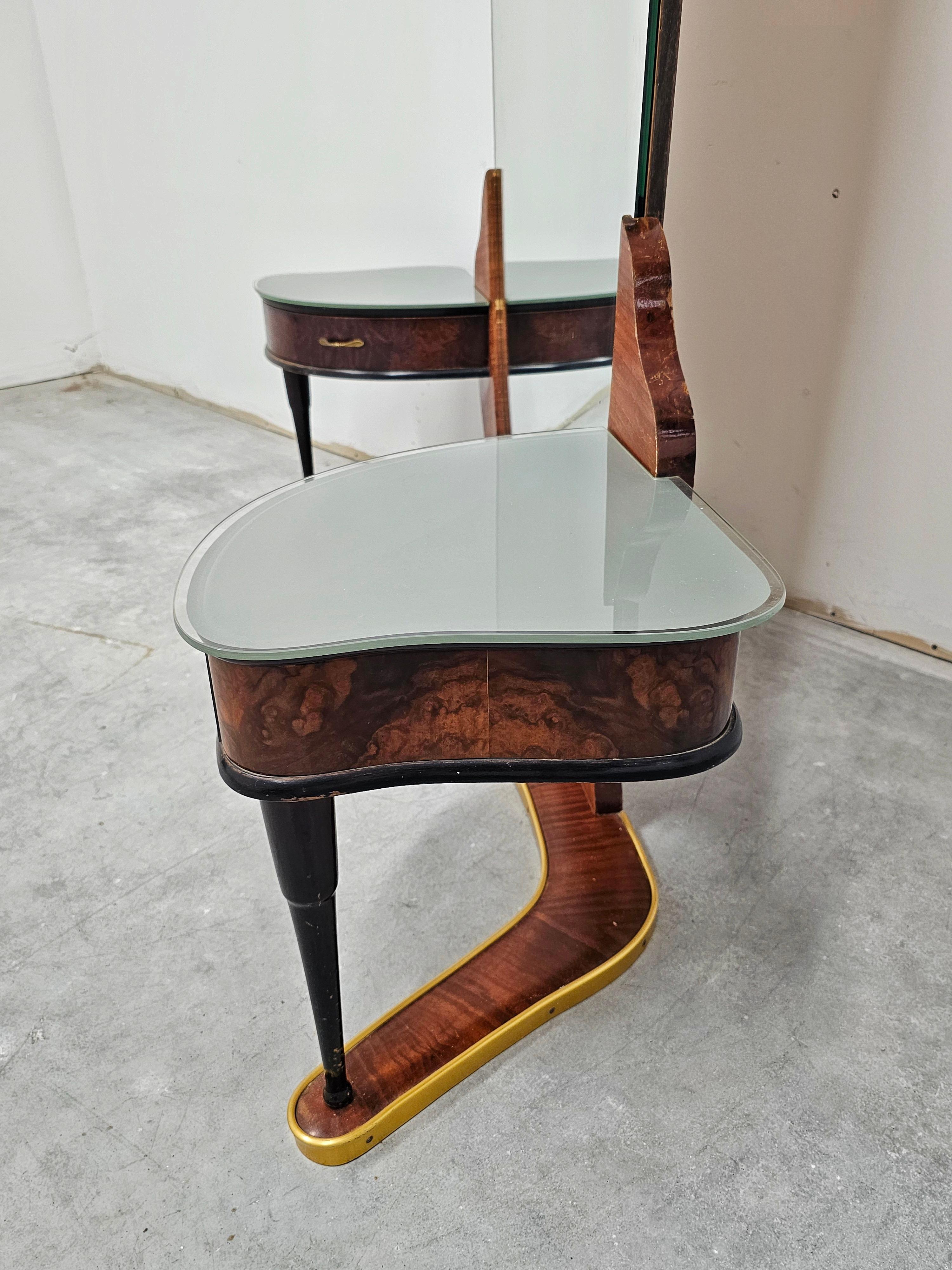 Miroir de courtoisie ou de toilette en ronce de noyer et laiton attr. à Cesar Lacca en vente 2