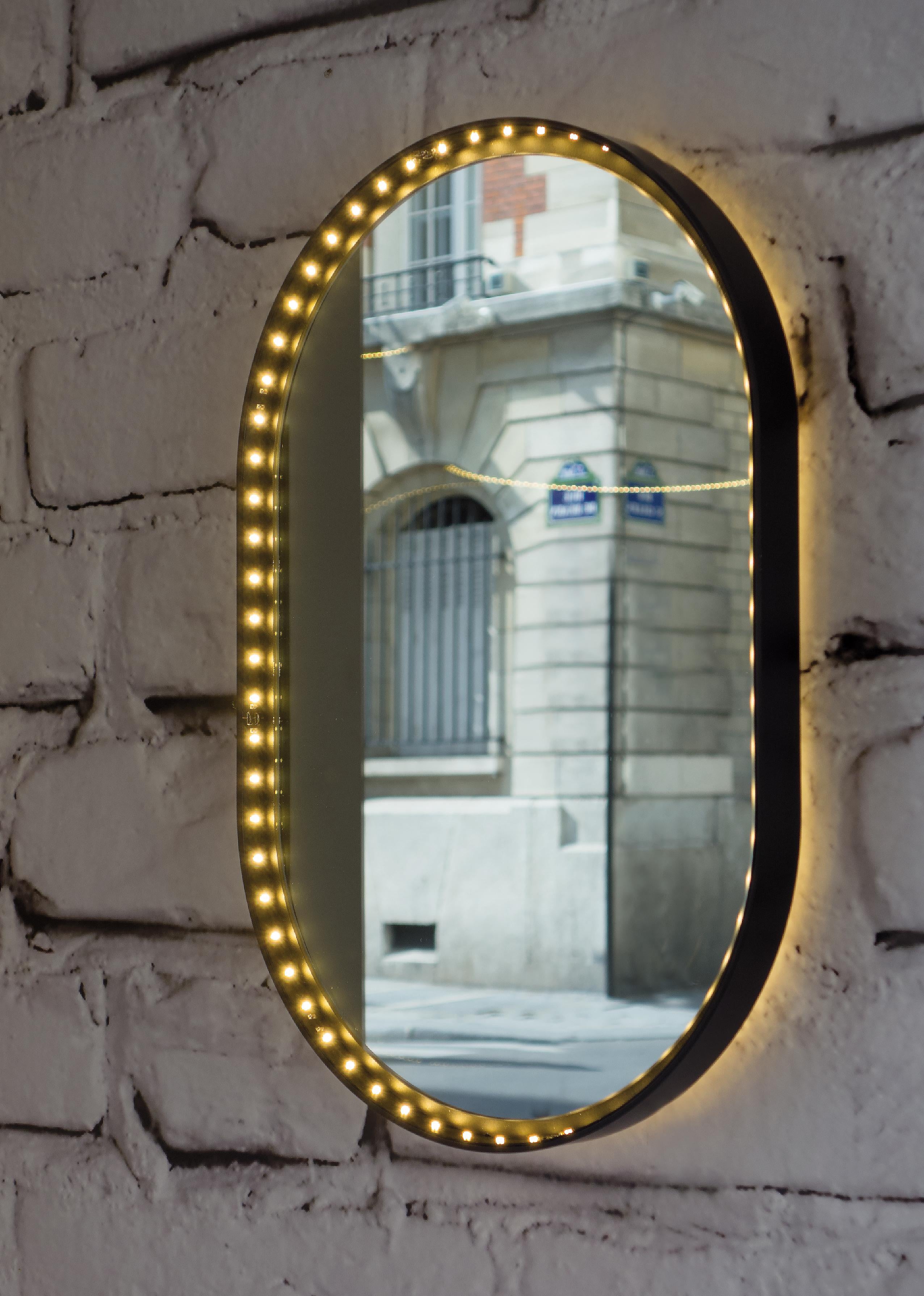 Miroir mural ovale Vanity par Le Deun Luminaires
Dimensions : L 32 x P 5 x H 48 cm : L 32 x D 5 x H 48 cm. 
MATERIAL : Miroir argenté.

Il s'agit d'une entreprise française créée en 1997, spécialisée dans la conception et la fabrication d'éclairages