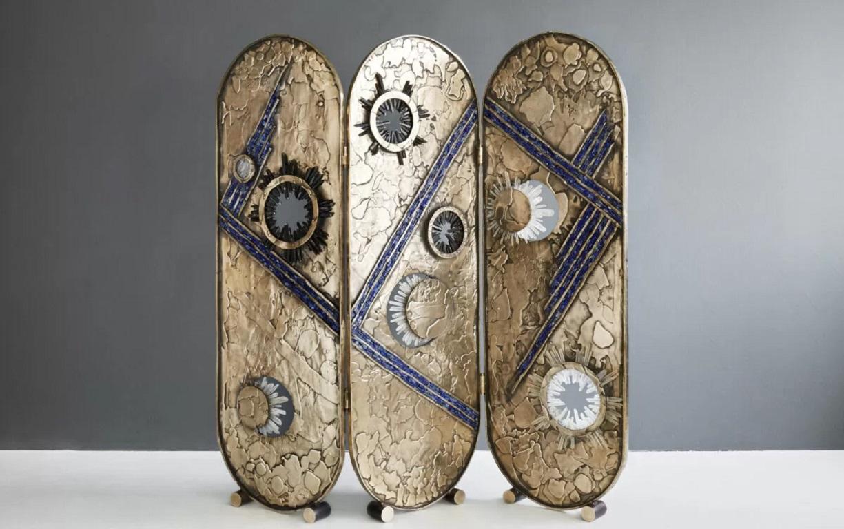 Paravento di Christopher Boots
Pezzo unico
Dimensioni: D 6 x L 180 x H 170 cm.
Materiali: Bronzo fuso, quarzo chiaro, quarzo fumé, lapislazzuli.

Pezzo unico di una serie di 8 pezzi in edizione limitata.

La creazione di Christopher Boots, VANITY