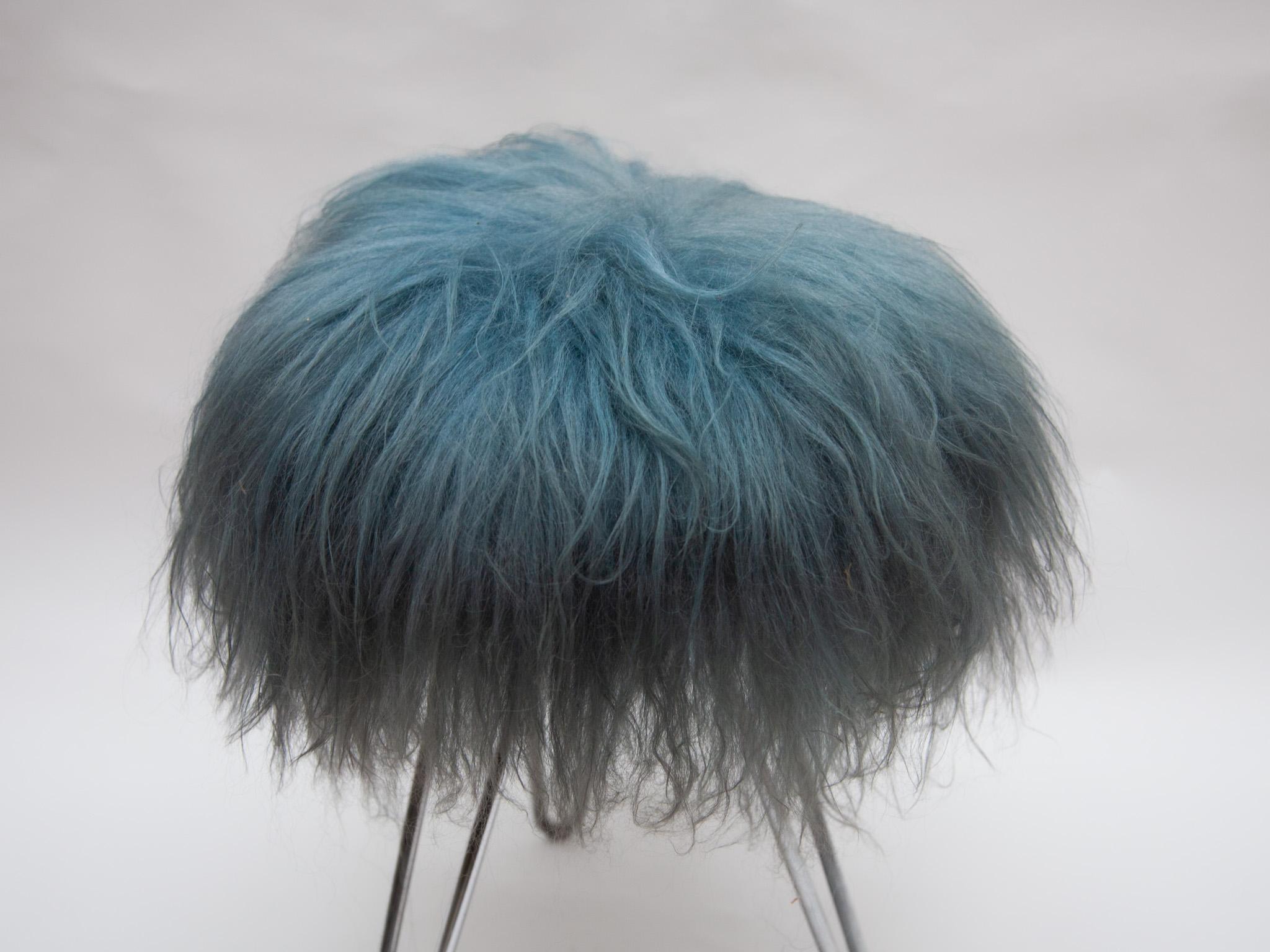 Tabouret de toilette avec plateau en peau de mouton bleue et pieds en épingle à cheveux, années 1950 en vente 3