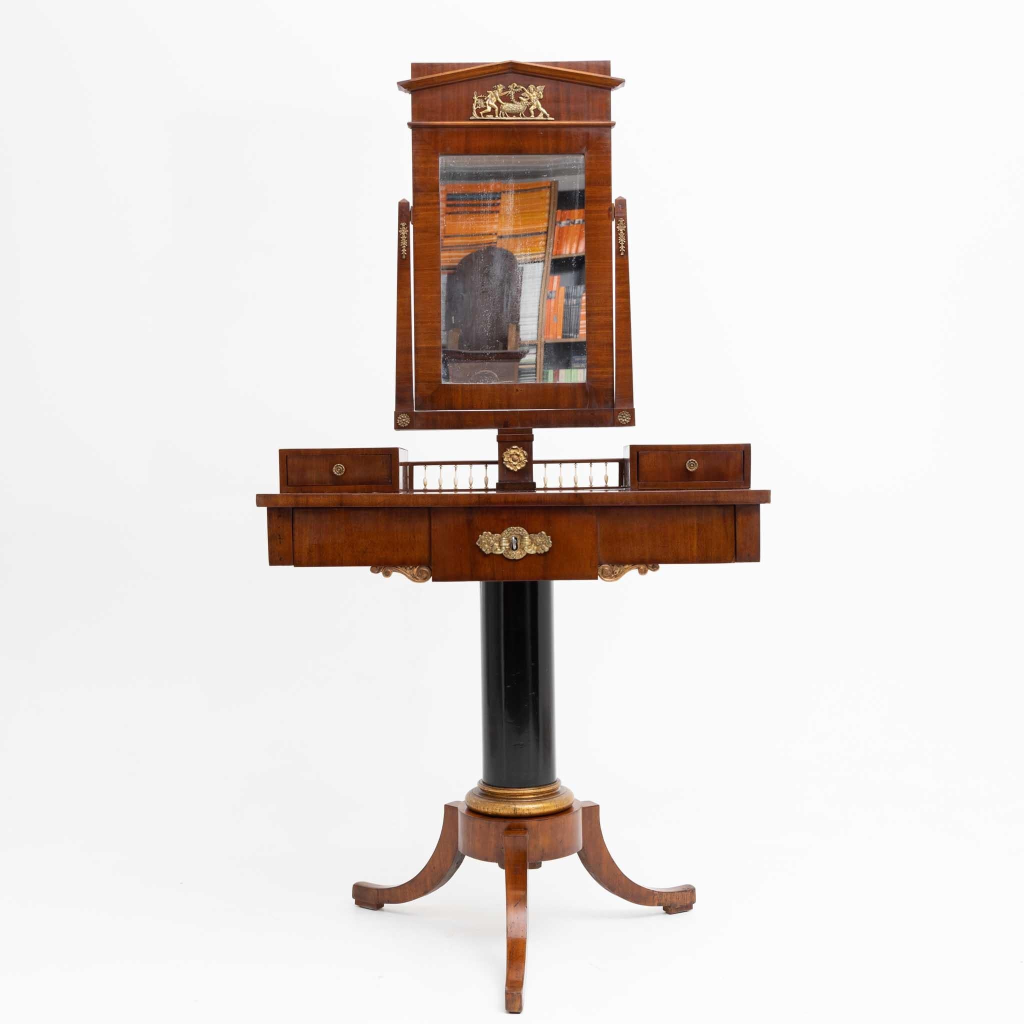 Table de toilette en acajou, probablement Danemark, datant d'environ 1830 en vente 7