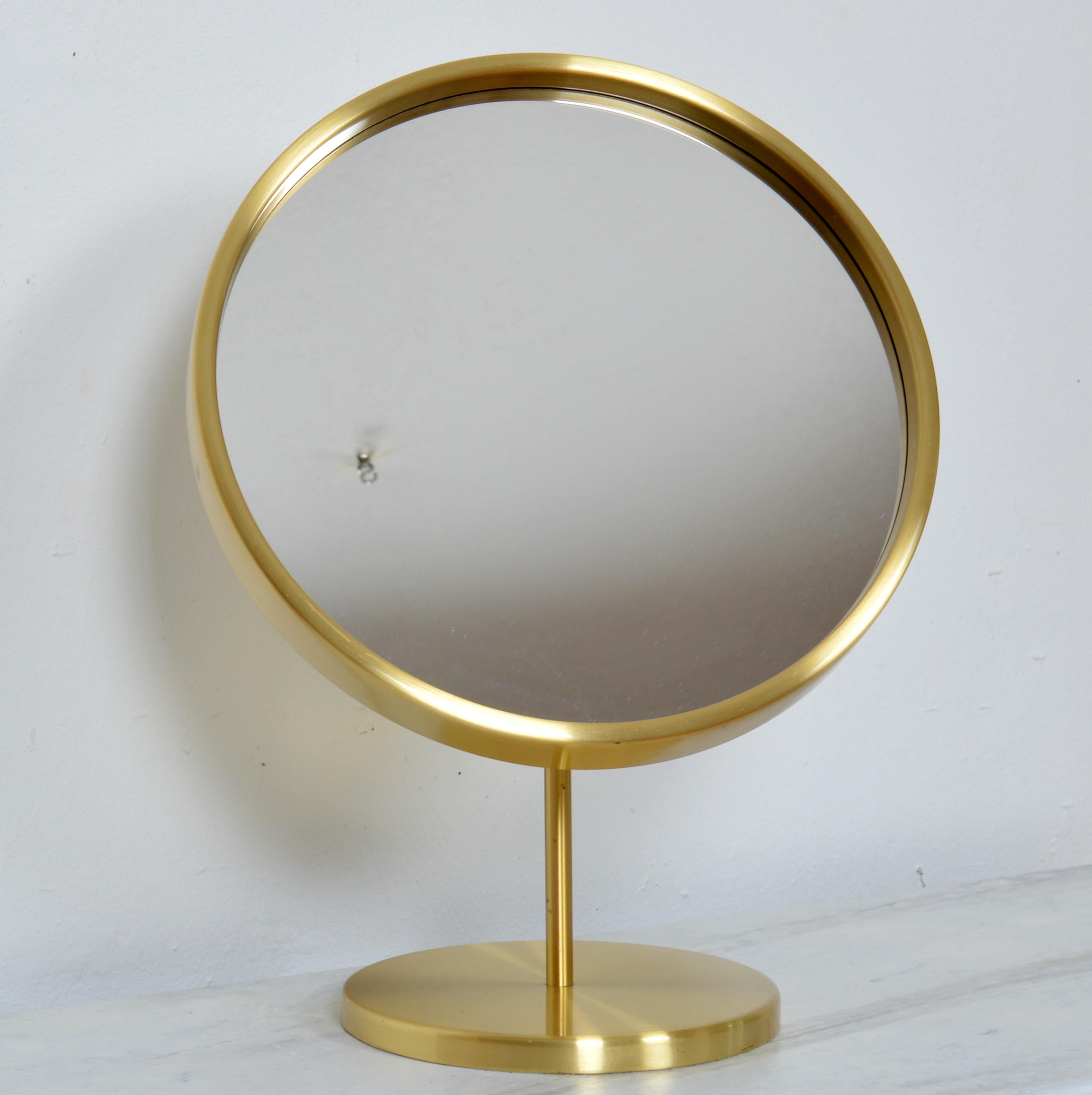 Miroir de courtoisie / de table avec cadre et pied en laiton. Making Works en Suède pour Glasmäster (maître verrier) à Markaryd et souvent lié à l'œuvre de Hans Agnes Jakobsson à Markaryd. Très bon état vintage.
