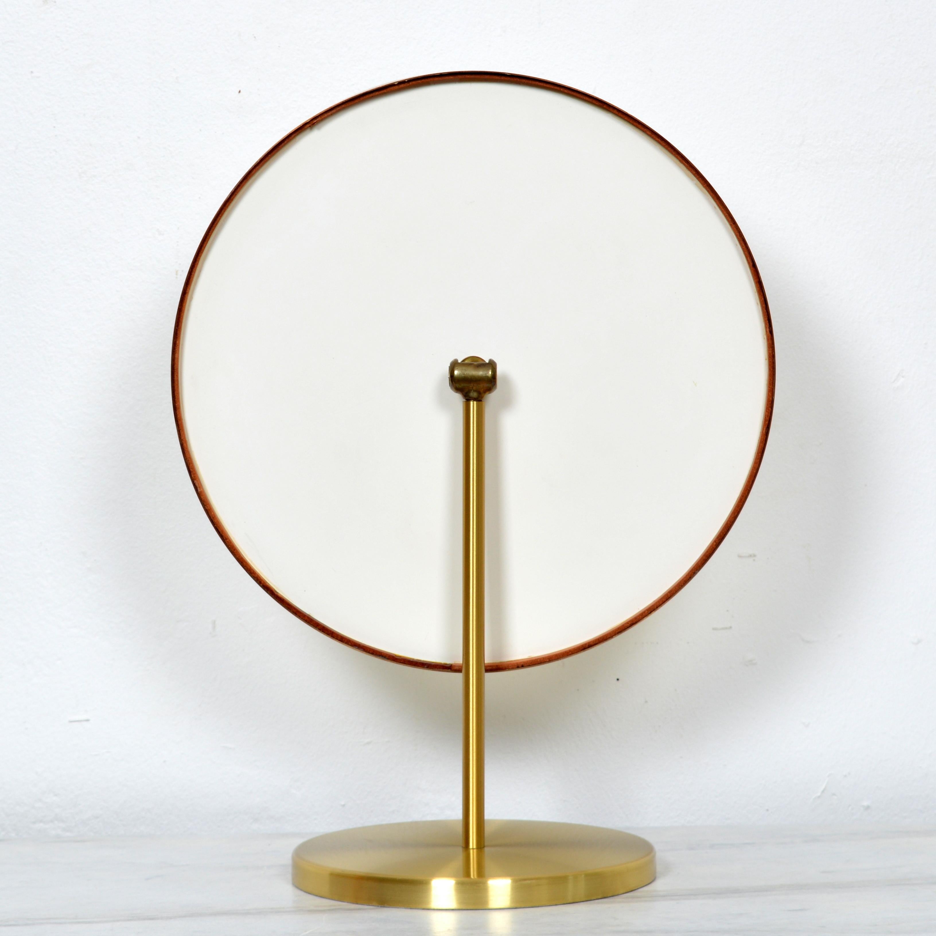Suédois Miroir de toilette / de table en laiton Produit par Glasmäster à Markaryd, Suède Années 1970 en vente