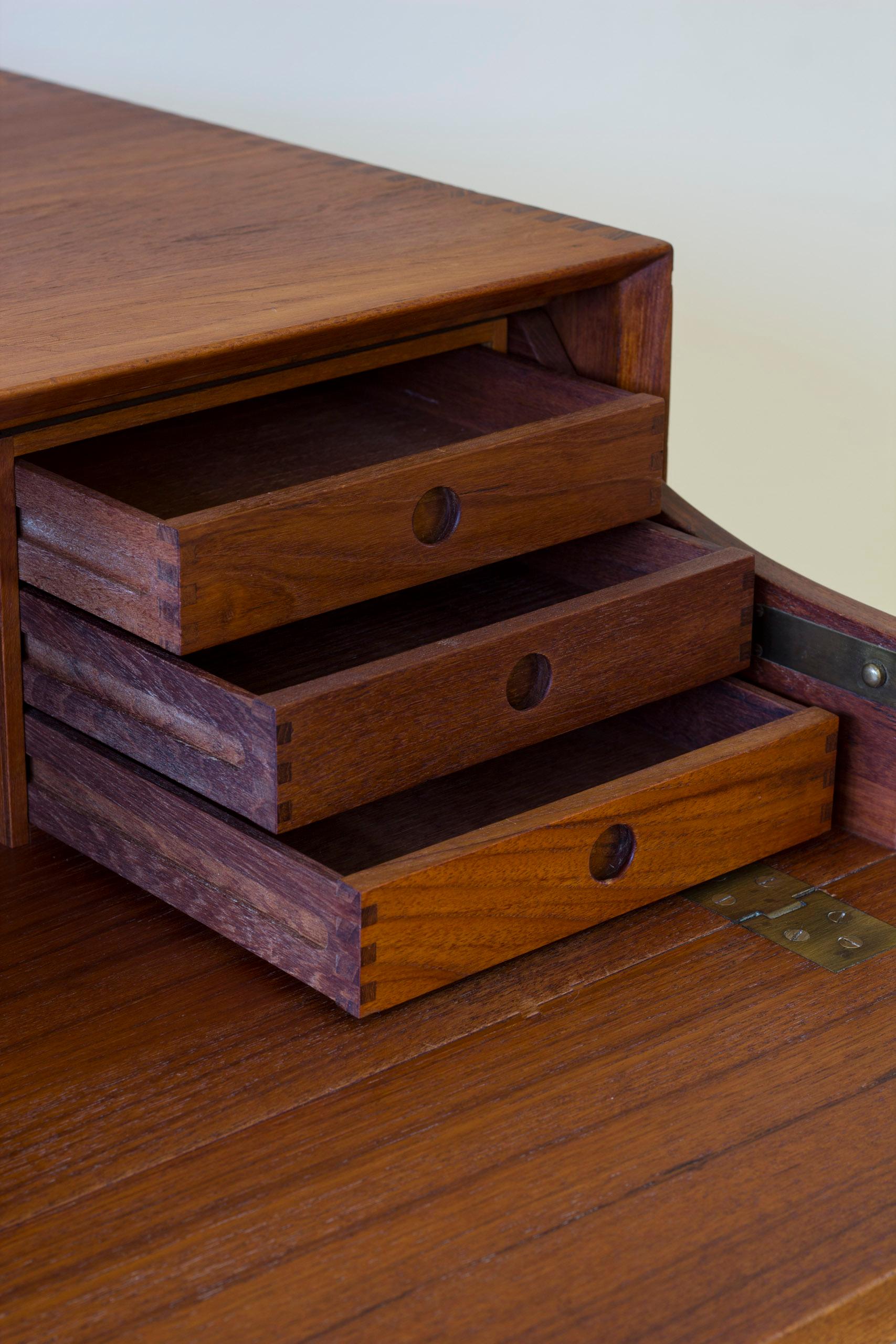 Vanity teak dresser by Peter Hvidt & Orla Mølgaard Nielsen, Denmark 1950s Søborg im Angebot 4
