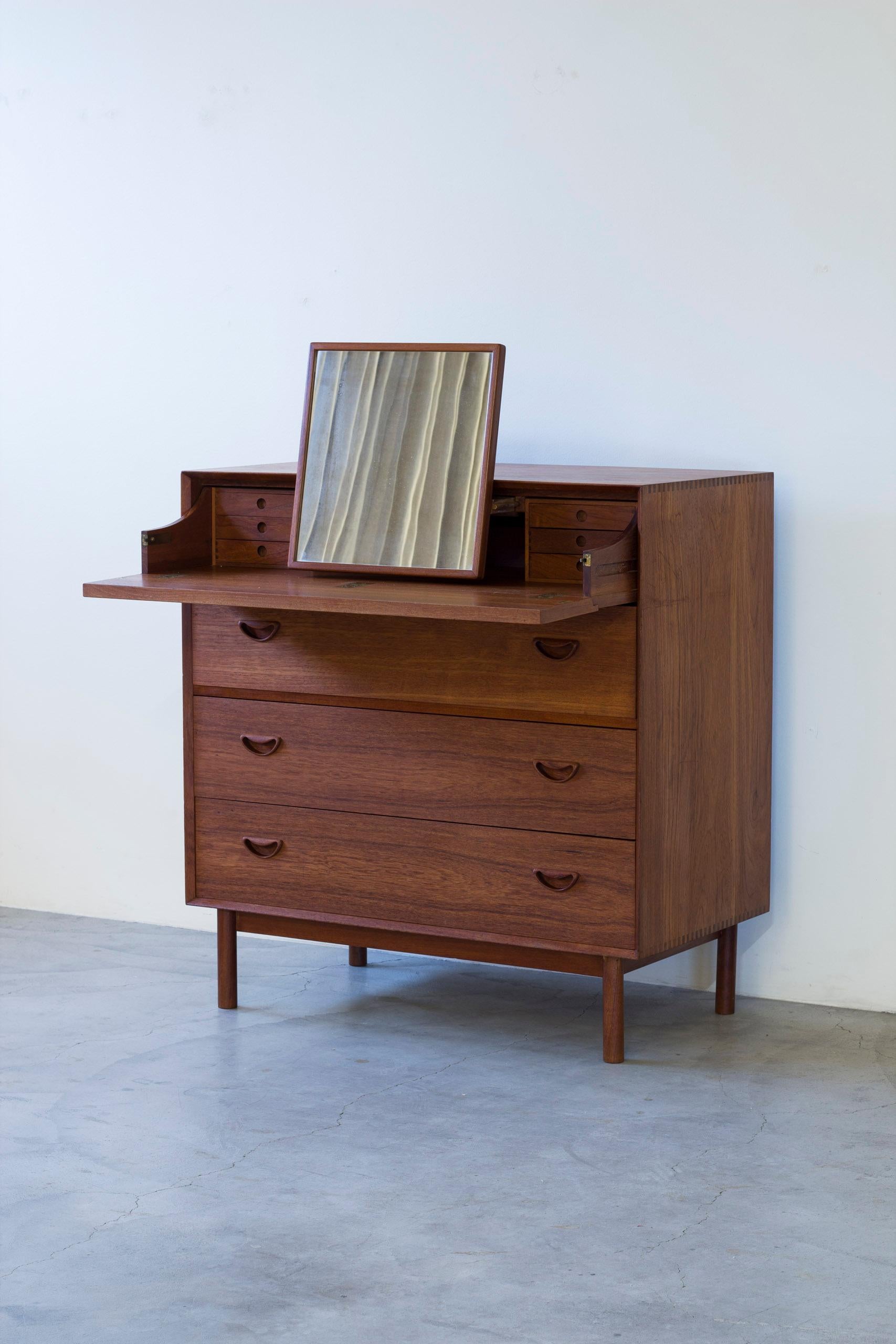 Frisierkommode, entworfen von Peter Hvidt & Orla Mølgaard Nielsen. Hergestellt in Dänemark von Søborg Möbel in den 1950er Jahren. Hauptsächlich aus massivem Teakholz gefertigt, mit schönen Reißverschluss-Details in den Ecken. Das Äußere ist aus