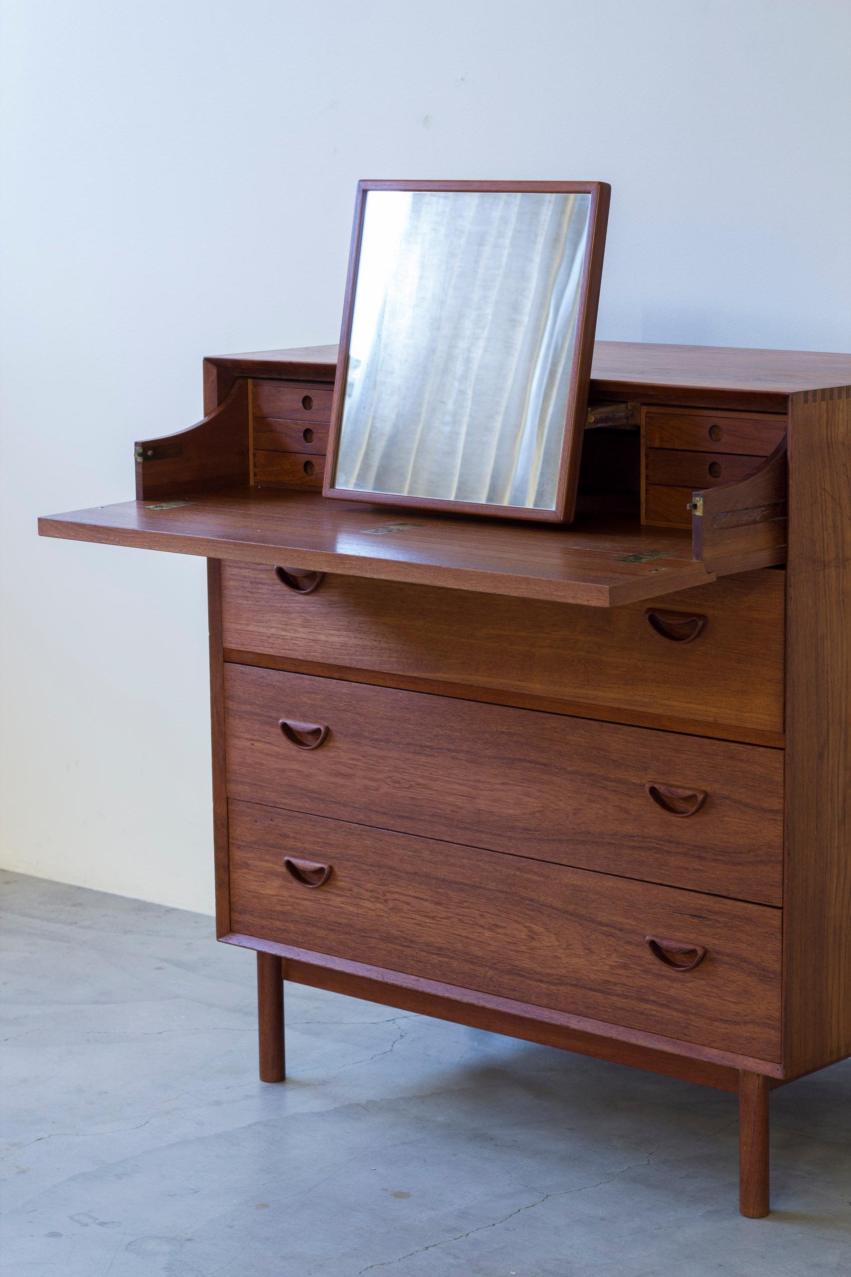Vanity teak dresser by Peter Hvidt & Orla Mølgaard Nielsen, Denmark 1950s Søborg (Skandinavische Moderne) im Angebot