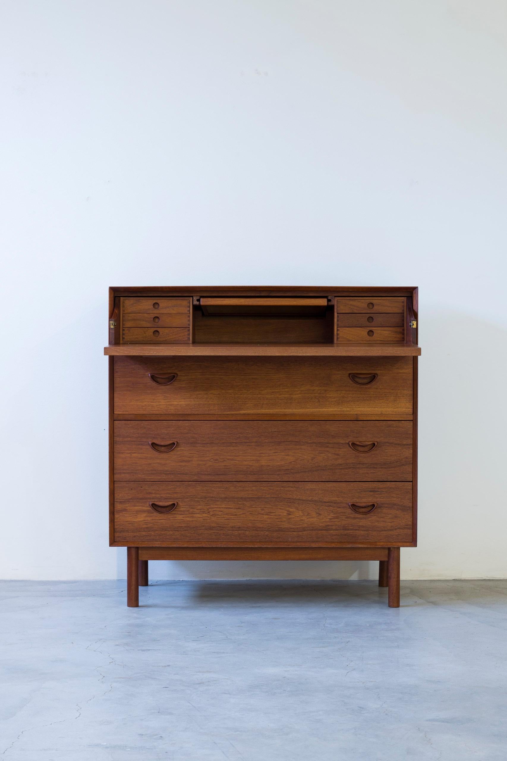 Vanity teak dresser by Peter Hvidt & Orla Mølgaard Nielsen, Denmark 1950s Søborg im Zustand „Gut“ im Angebot in Hägersten, SE