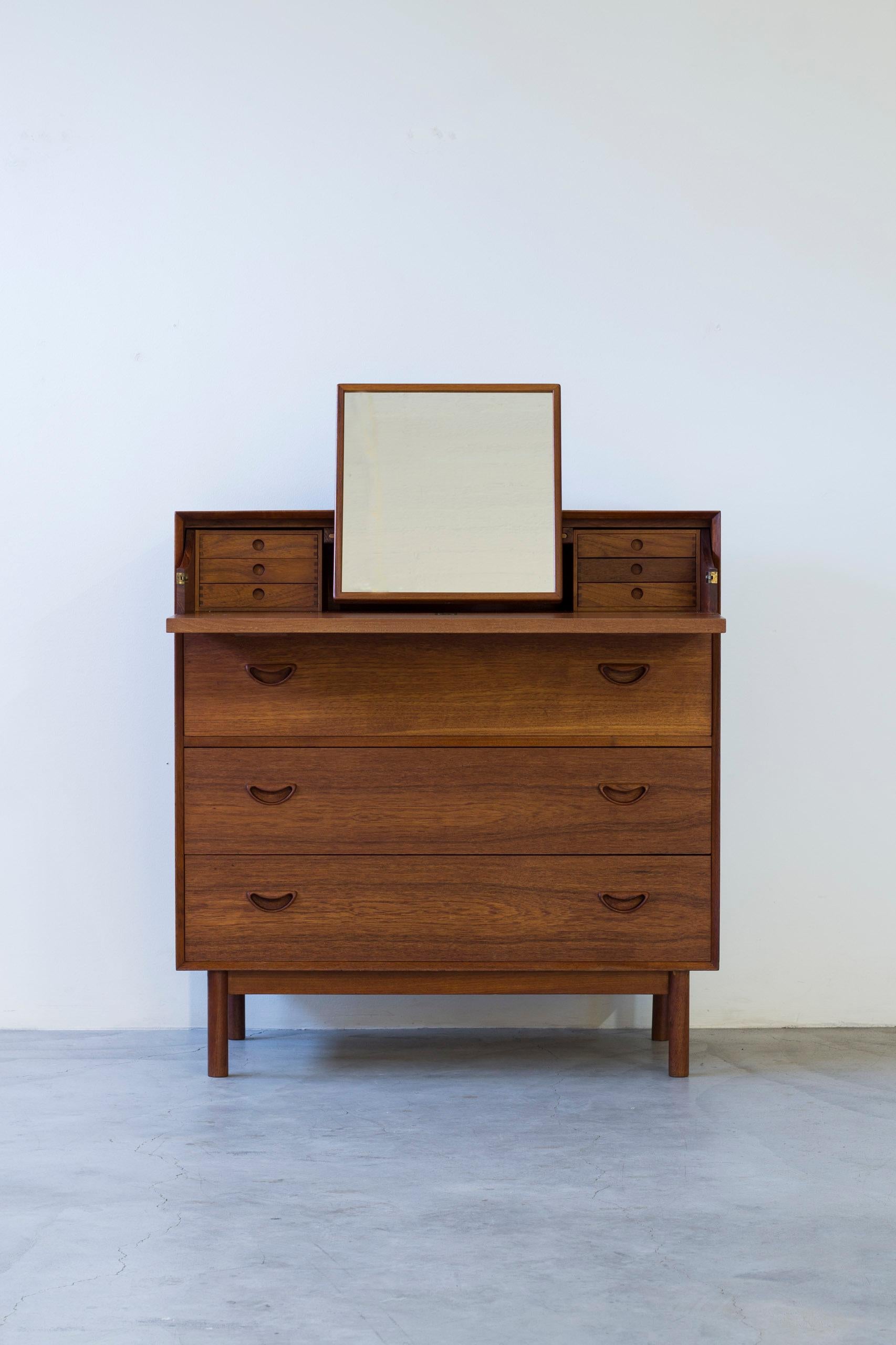 Vanity teak dresser by Peter Hvidt & Orla Mølgaard Nielsen, Denmark 1950s Søborg (Mitte des 20. Jahrhunderts) im Angebot
