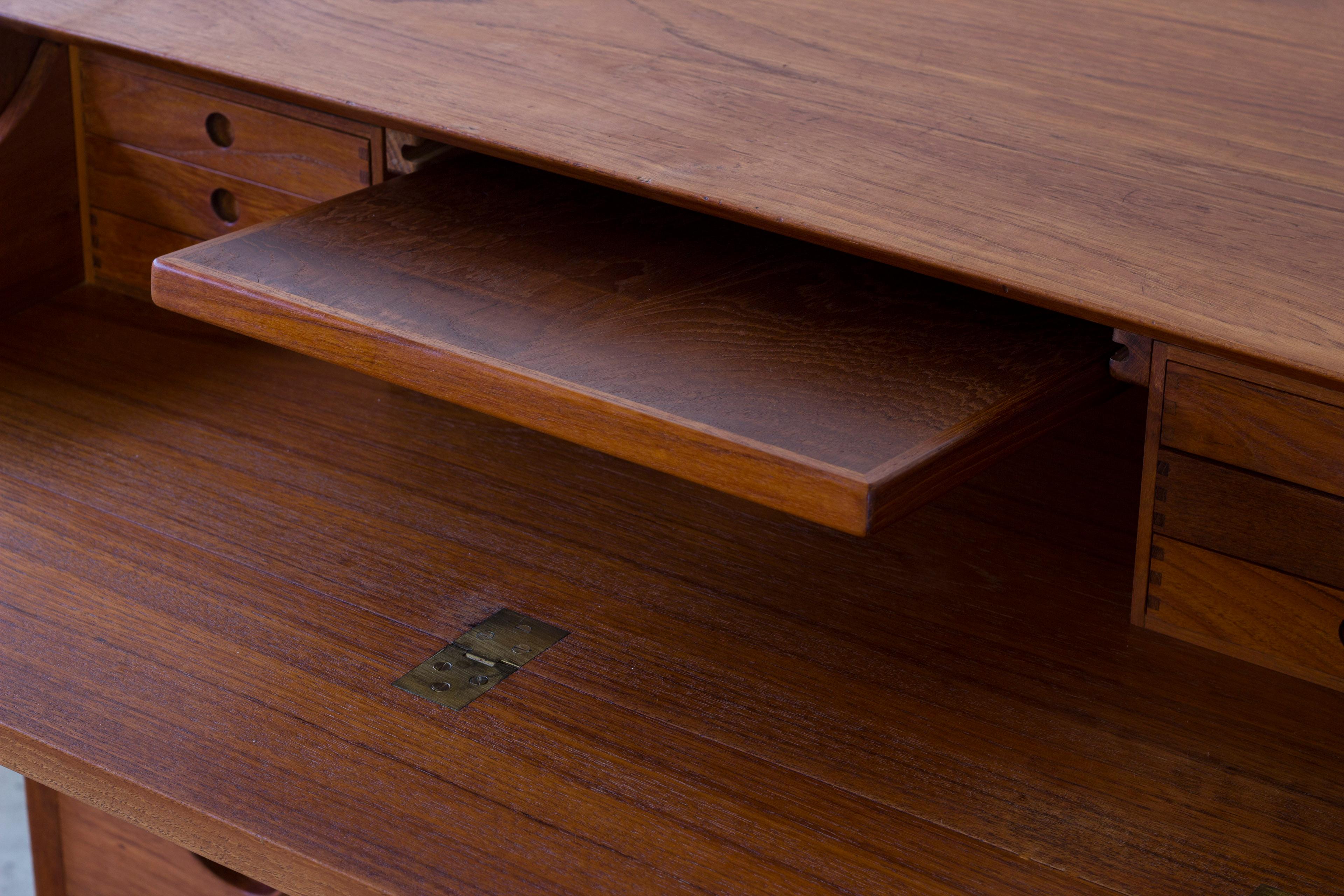 Vanity teak dresser by Peter Hvidt & Orla Mølgaard Nielsen, Denmark 1950s Søborg (Messing) im Angebot
