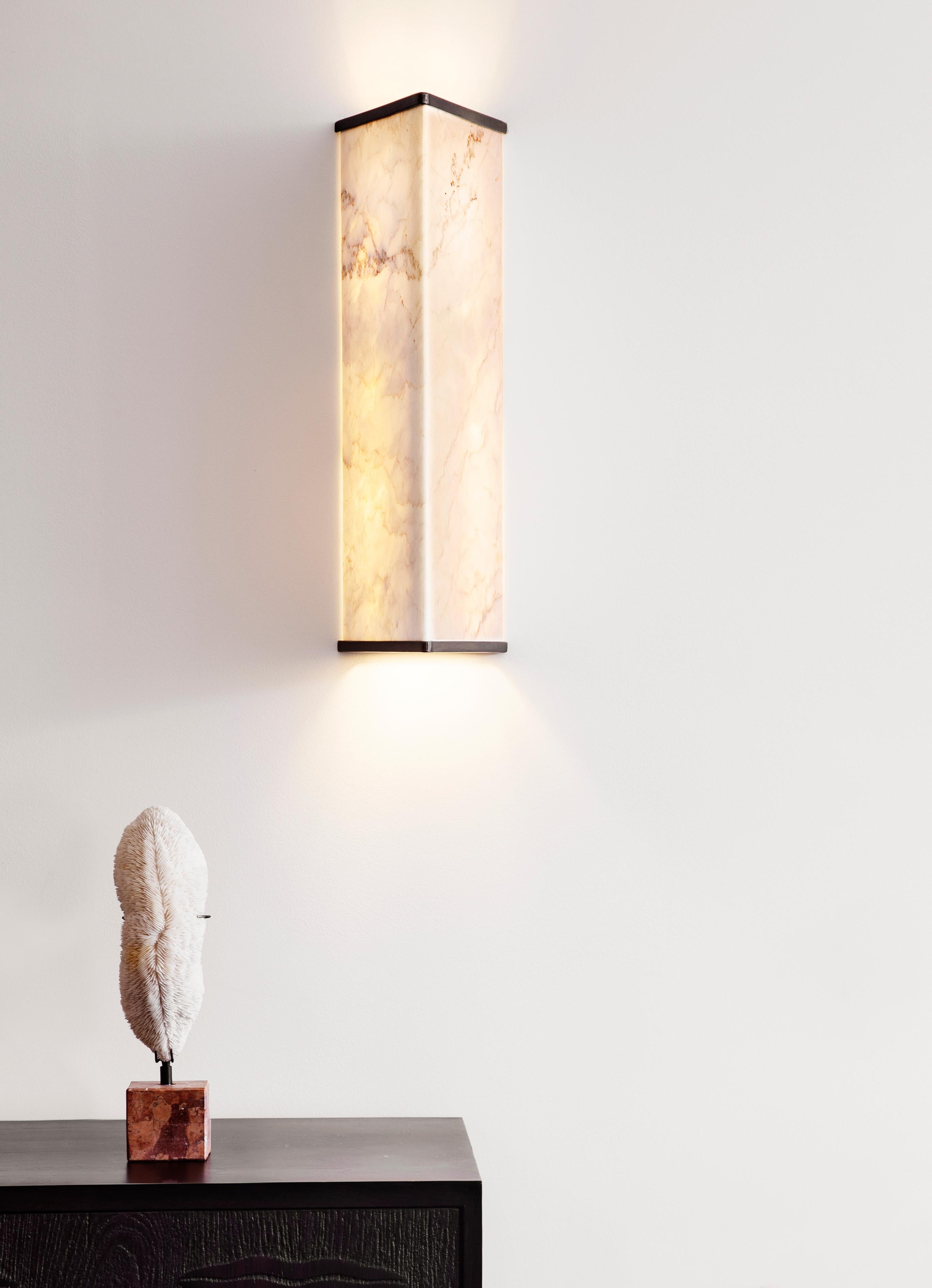 Wandleuchte „Vanity“ von on.Entropy, aus nahtlosem weißem Marmor und Bronze im Zustand „Neu“ im Angebot in Athens, GR