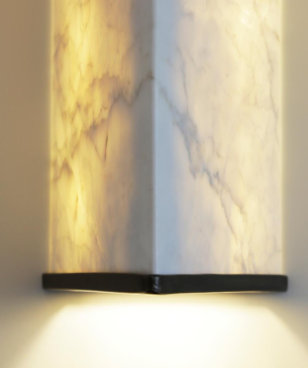 Wandleuchte „Vanity“ von on.Entropy, aus nahtlosem weißem Marmor und Bronze im Angebot 1