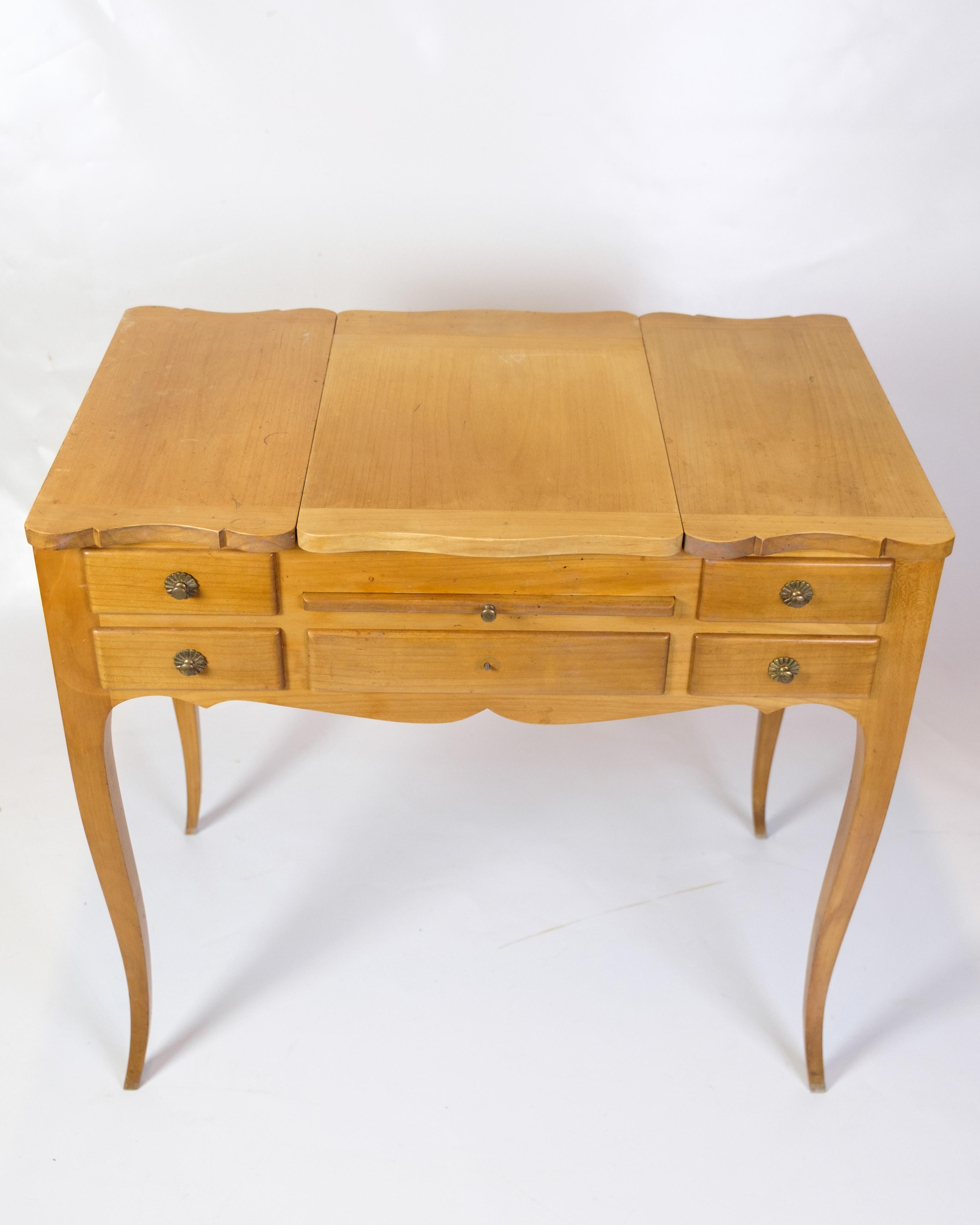 Louis XV Coiffeuse avec tiroirs éclairés et miroir en acajou clair des années 1920 en vente