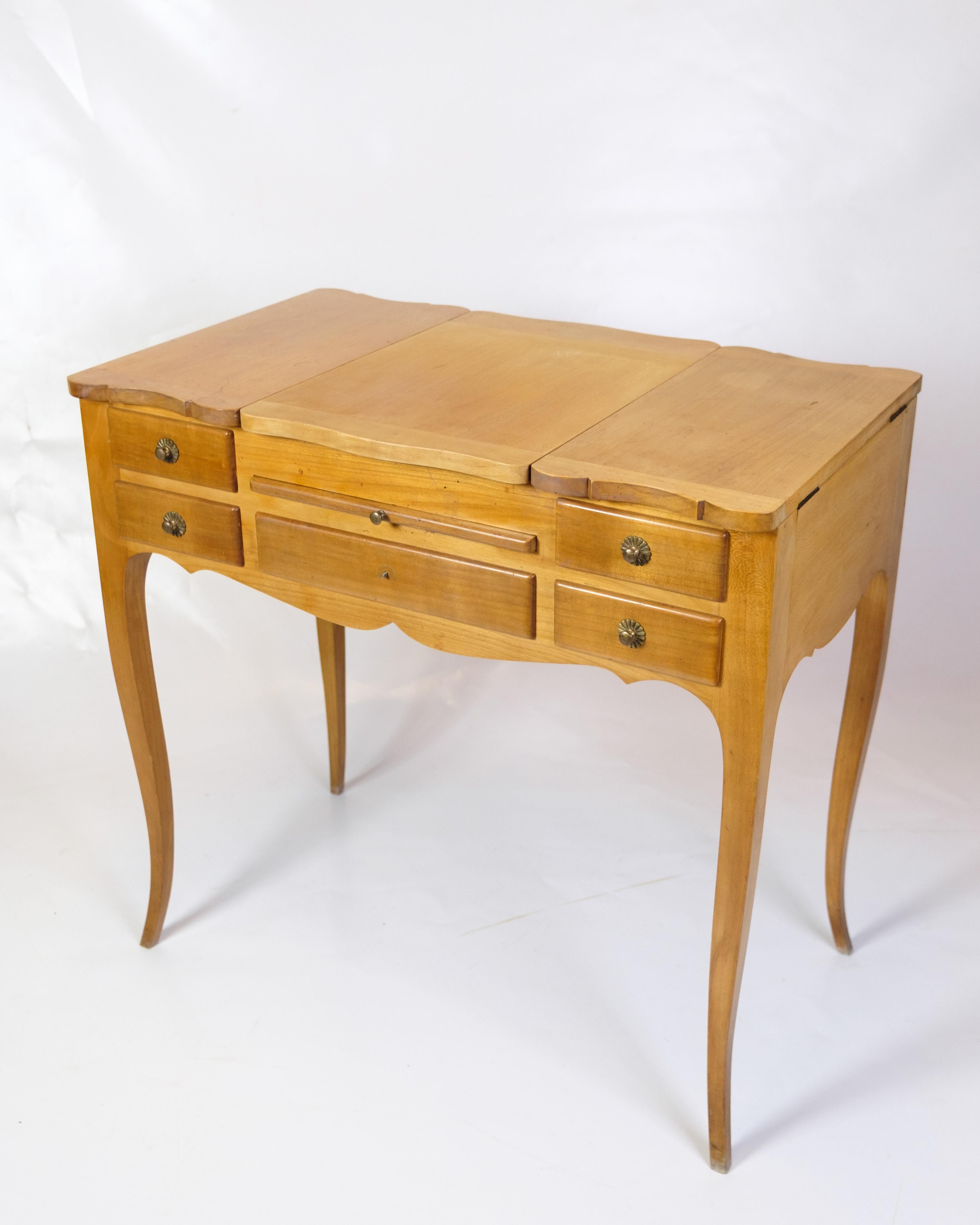 Danois Coiffeuse avec tiroirs éclairés et miroir en acajou clair des années 1920 en vente