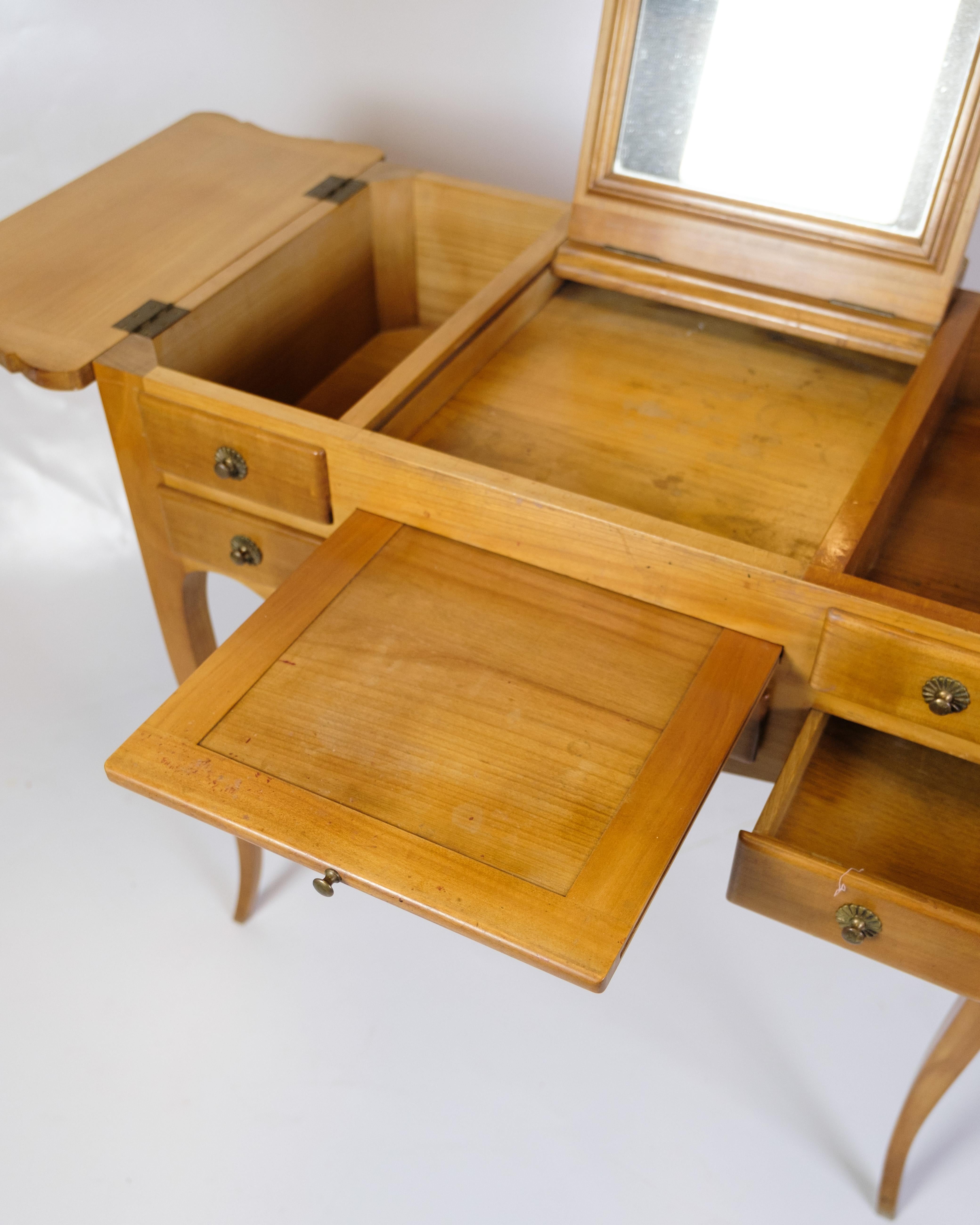 Début du 20ème siècle Coiffeuse avec tiroirs éclairés et miroir en acajou clair des années 1920 en vente