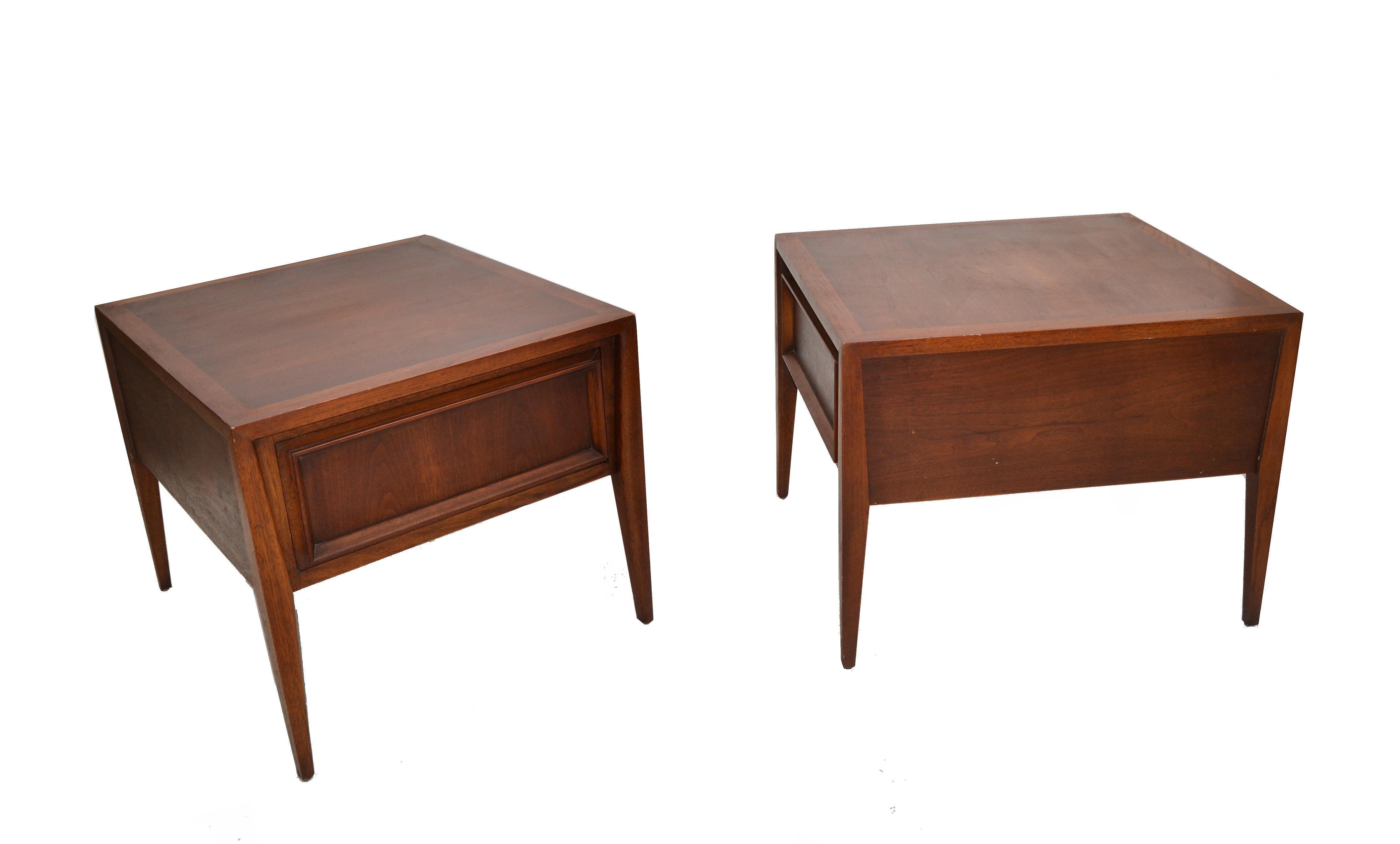 Vanleigh Walnut Night Stand, Bedside Tables American Mid-Century Modern, Pair In Good Condition In Miami, FL