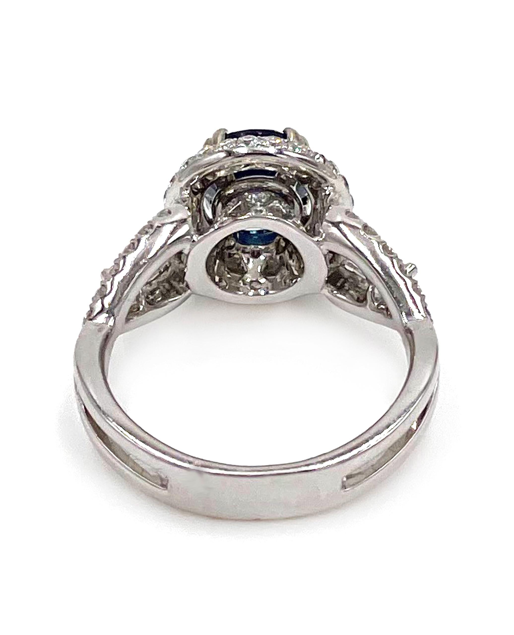 Vanna K Ring mit drei Steinen, 18 Karat Weißgold Diamant und Saphir Halo (Rundschliff) im Angebot