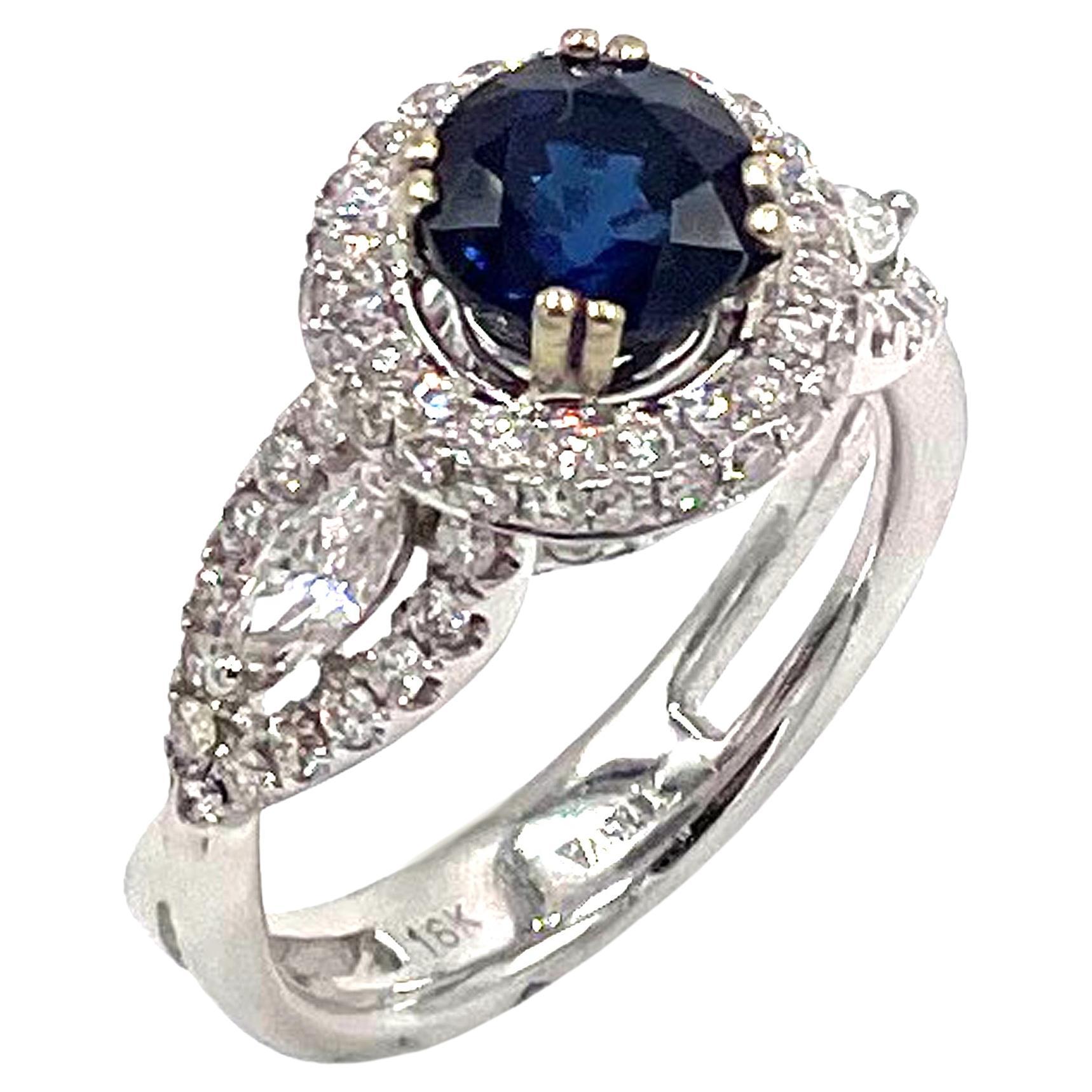 Vanna K Ring mit drei Steinen, 18 Karat Weißgold Diamant und Saphir Halo