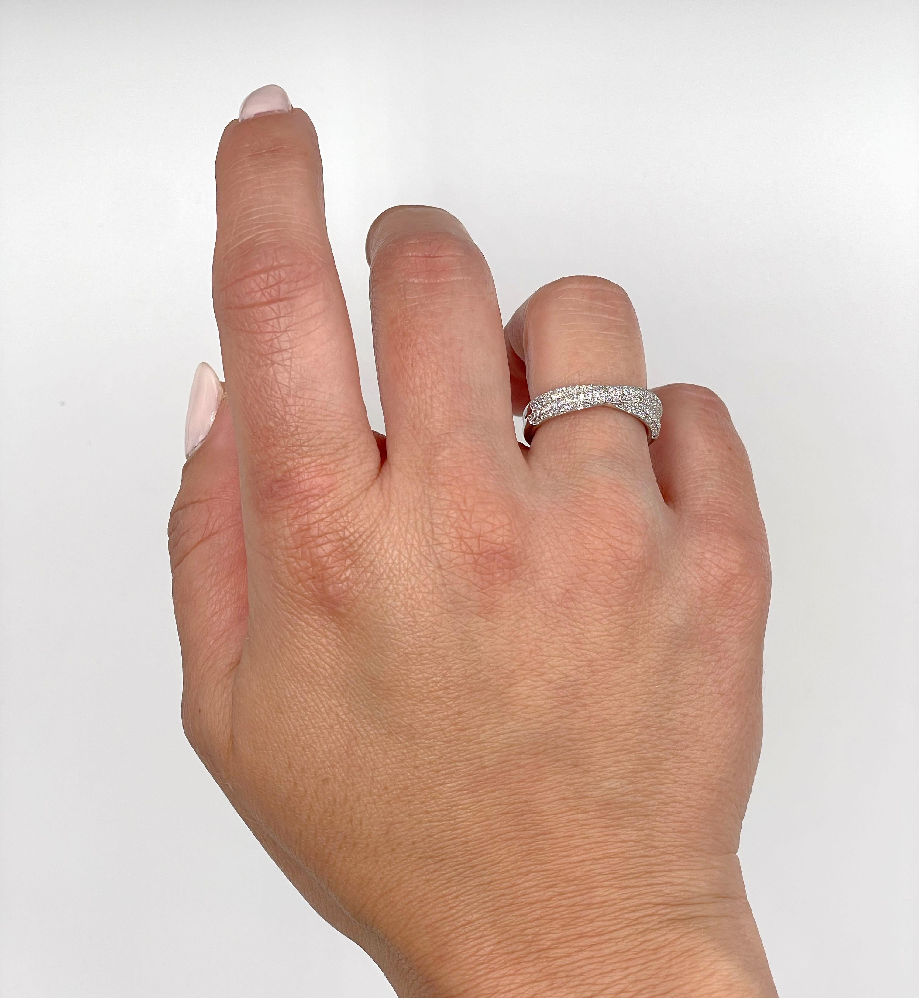 Anillo de oro blanco de 18 quilates con diamantes superpuestos en forma de cruz entrecruzada tamaño 6.5 en Nuevo estado para la venta en Old Tappan, NJ