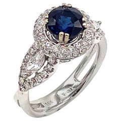 Anillo halo Vanna K de oro blanco de 18 quilates con zafiro redondo de 2,00 quilates y diamantes marquesa