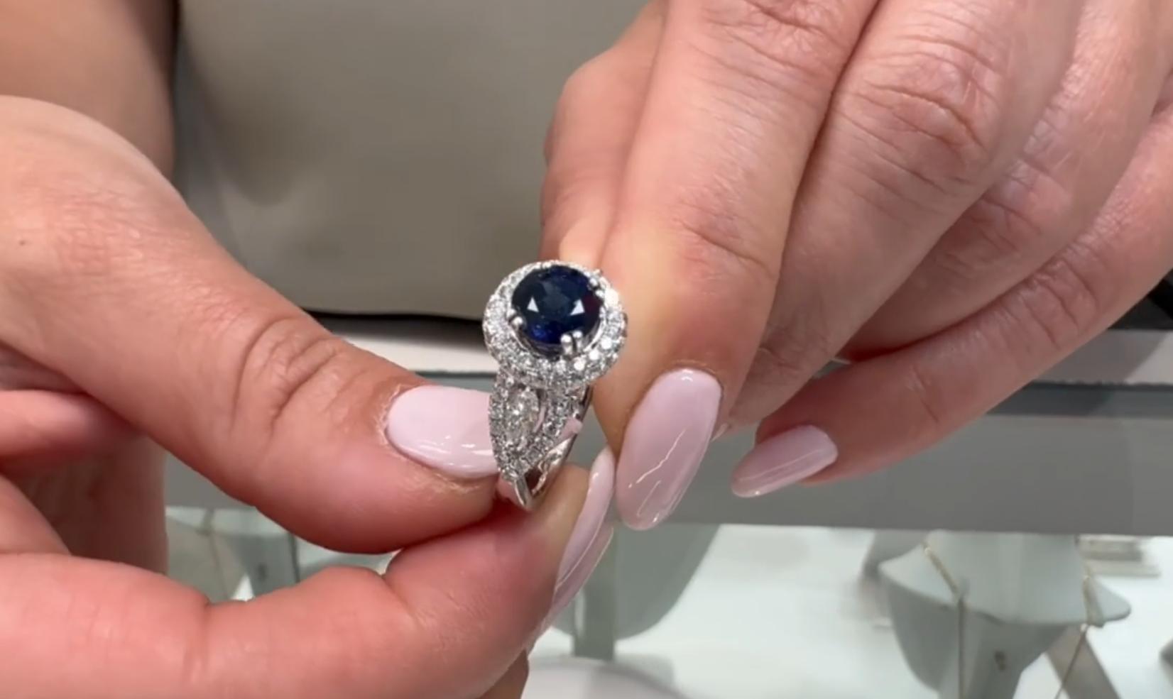 Anillo Halo Vanna K de Oro Blanco de 18 K con Zafiro Redondo y Diamantes Marquesa en venta 2