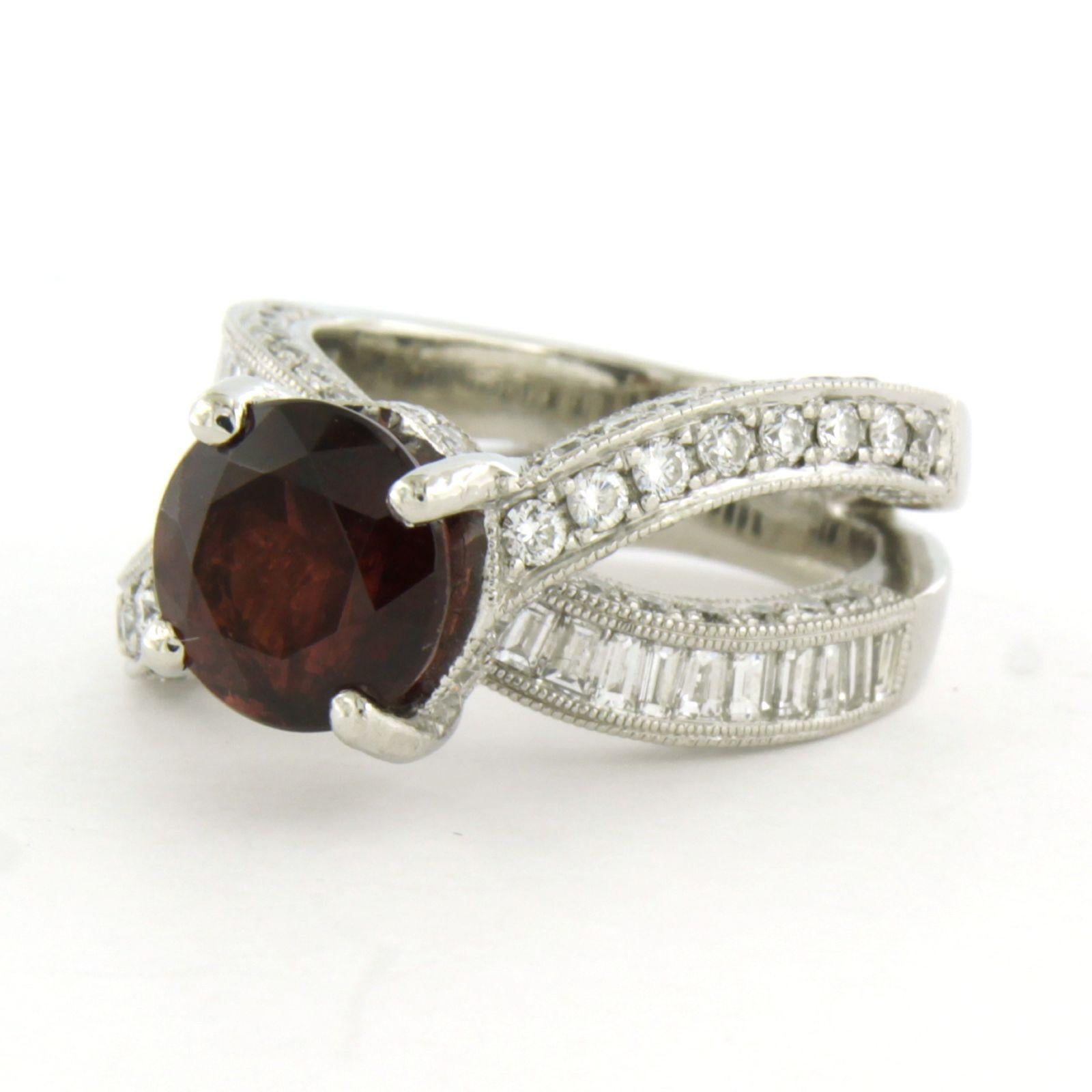 Taille brillant Vanna K - Bague en platine avec grenat, diamant de taille brillant et baguette 2,50ct en vente