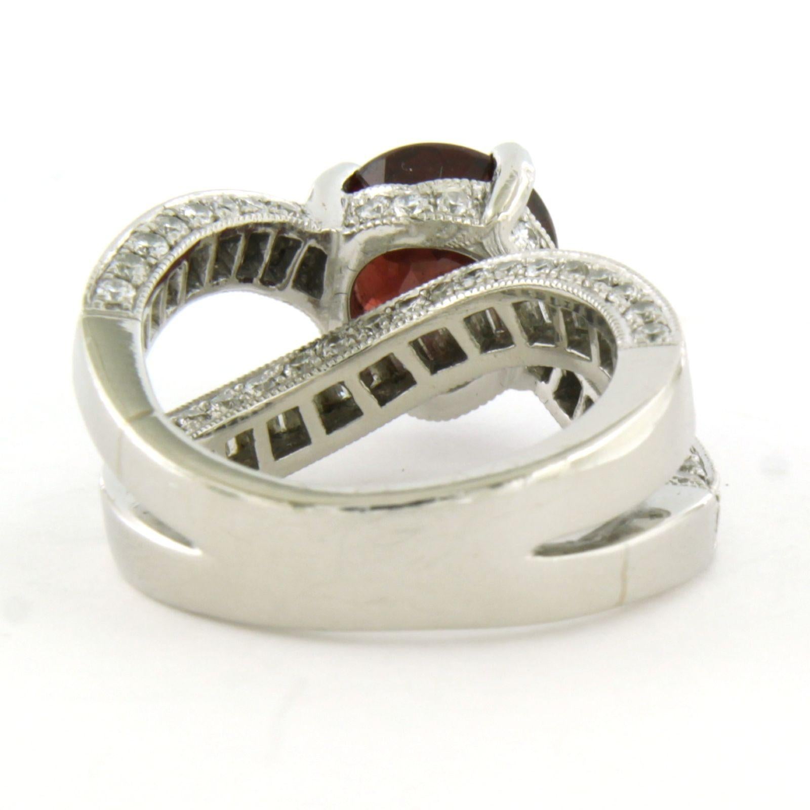 Vanna K - Anillo de platino con granate, brillante y diamante talla baguette 2,50ct en Excelente estado para la venta en The Hague, ZH