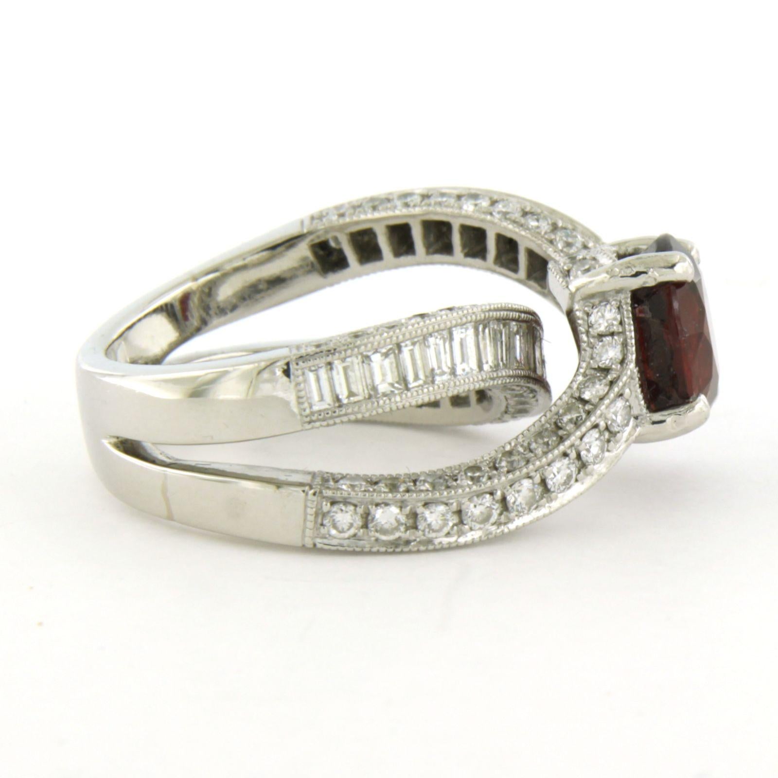 Vanna K - Bague en platine avec grenat, diamant de taille brillant et baguette 2,50ct Pour femmes en vente