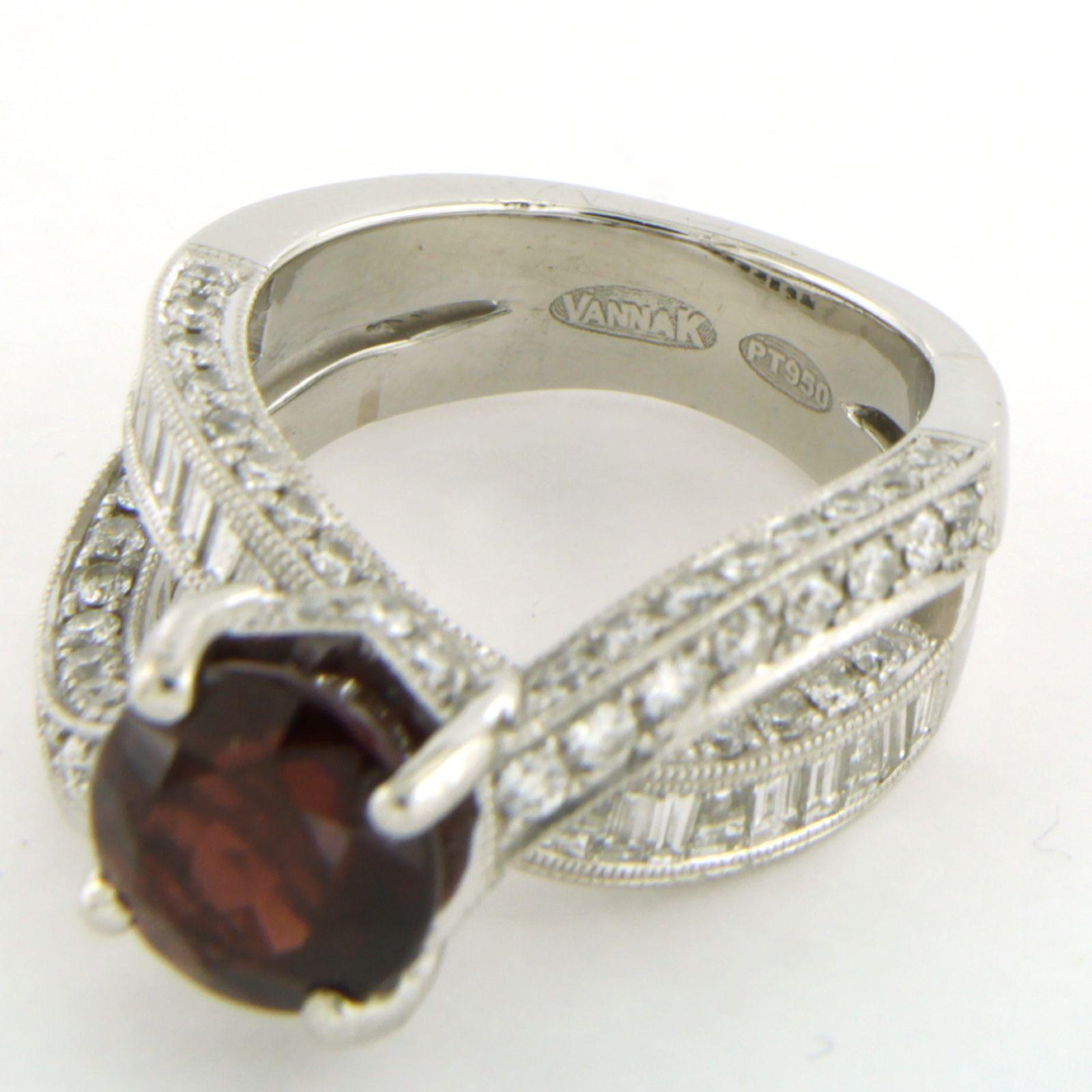Vanna K - Bague en platine avec grenat, diamant de taille brillant et baguette 2,50ct en vente 1