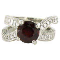 Vanna K - Platinum ring with garnet, brilliant and baguette cut diamond 2.50ct