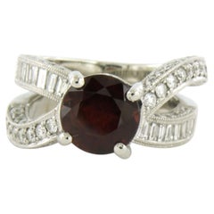 Vanna K - Platinum ring with garnet, brilliant and baguette cut diamond 2.50ct