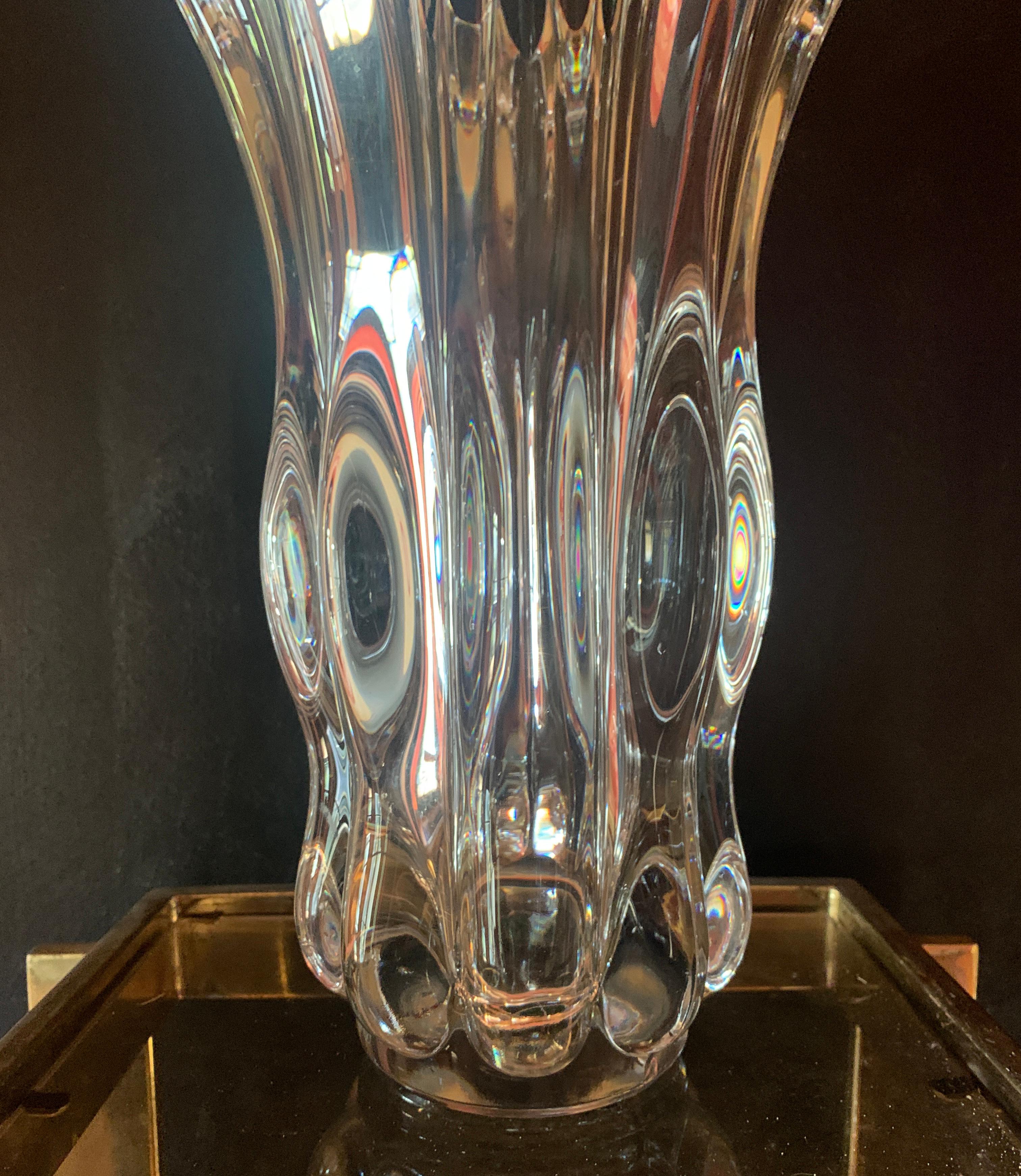 A stunning crystal vase - 'Made in France', and a compliment any room on a center table, dining table or mantle... The look of water splashing in motion is represented here in great detail. The piece weighs a bit over 15 pounds and will hold a spray