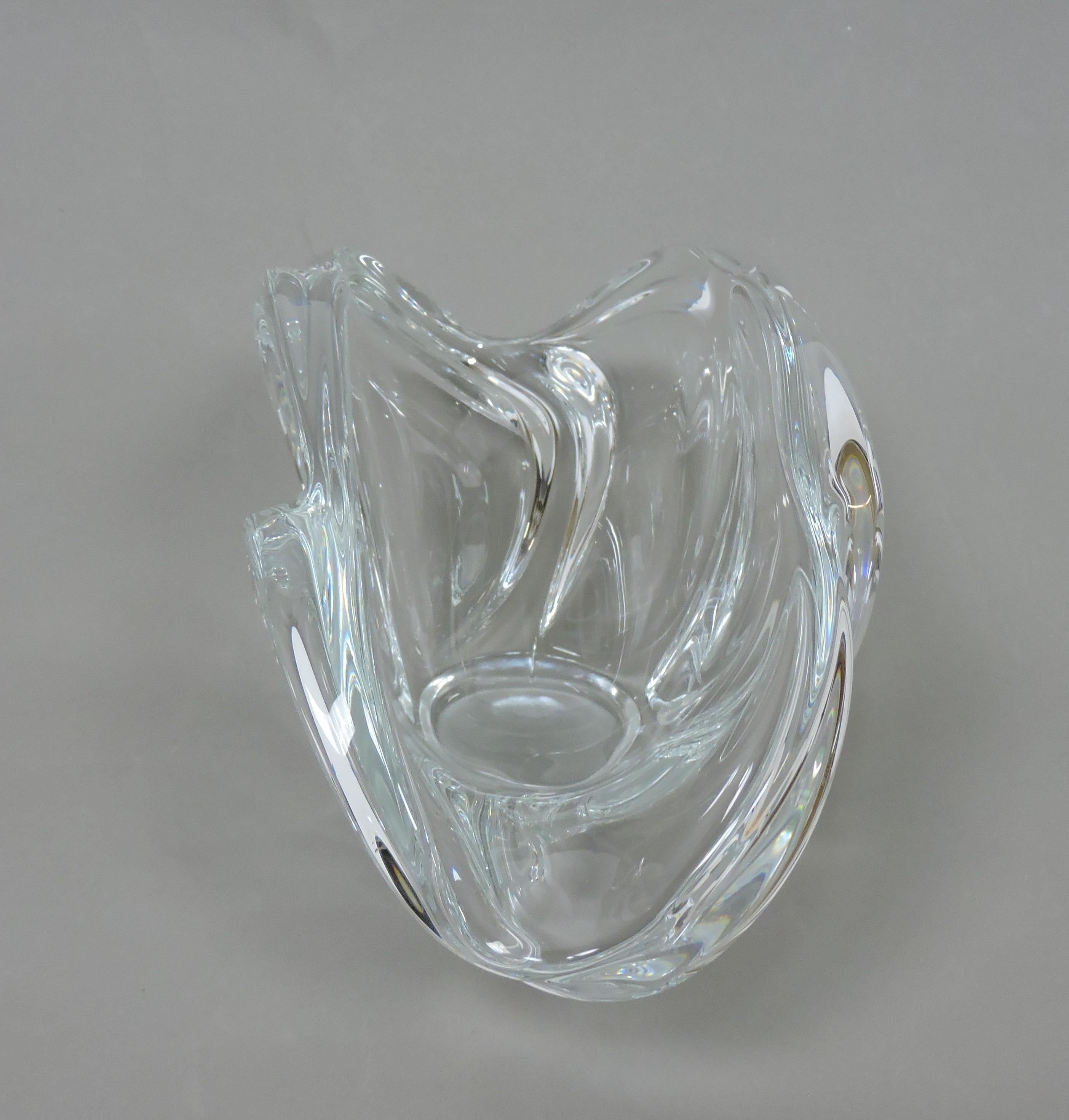 Magnifique coupe sculpturale en cristal soufflé à la main par Art Vannes France. Ce lourd bol a une forme libre fluide et incurvée. Marqué Vannes Cristal sur le fond.