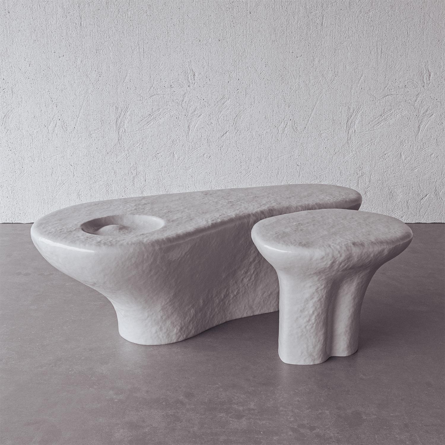 Organique Table d'appoint en plâtre sculptée à la main « Vannes » de Christiane Lemieux en vente