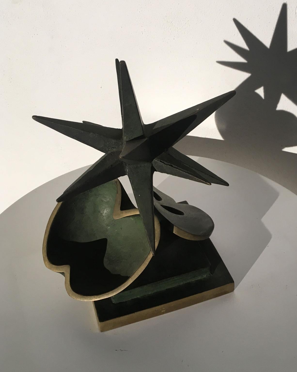 1980 Stern mit Apfel von Vanni Viviani  Abstrakte Skulptur aus Bronze, Italien im Angebot 11