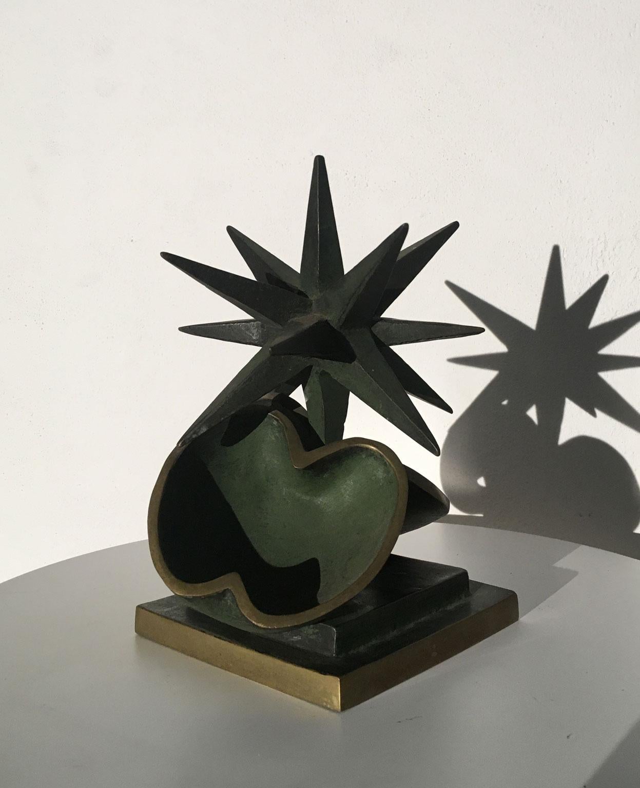 1980 Stern mit Apfel von Vanni Viviani  Abstrakte Skulptur aus Bronze, Italien im Angebot 1