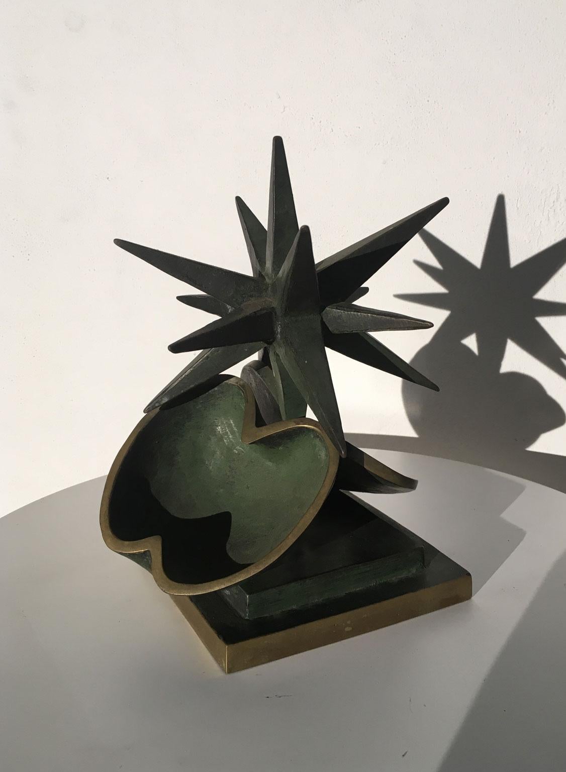 1980 Stern mit Apfel von Vanni Viviani  Abstrakte Skulptur aus Bronze, Italien im Angebot 2