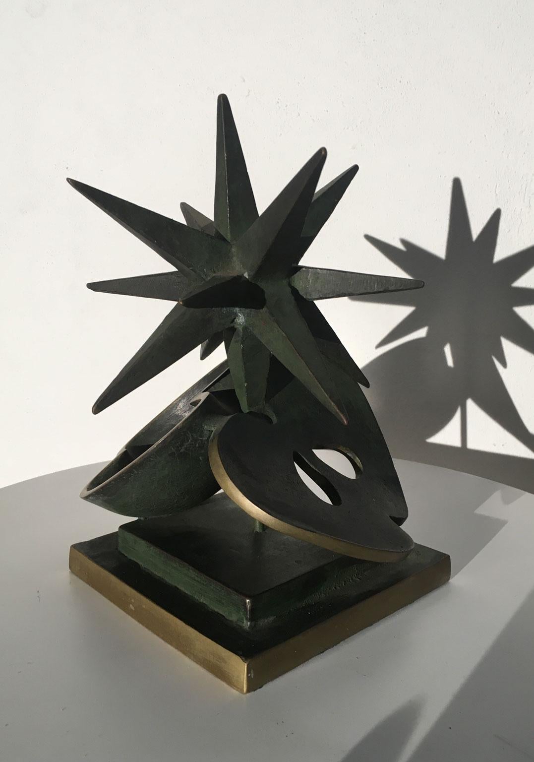1980 Stern mit Apfel von Vanni Viviani  Abstrakte Skulptur aus Bronze, Italien im Angebot 4
