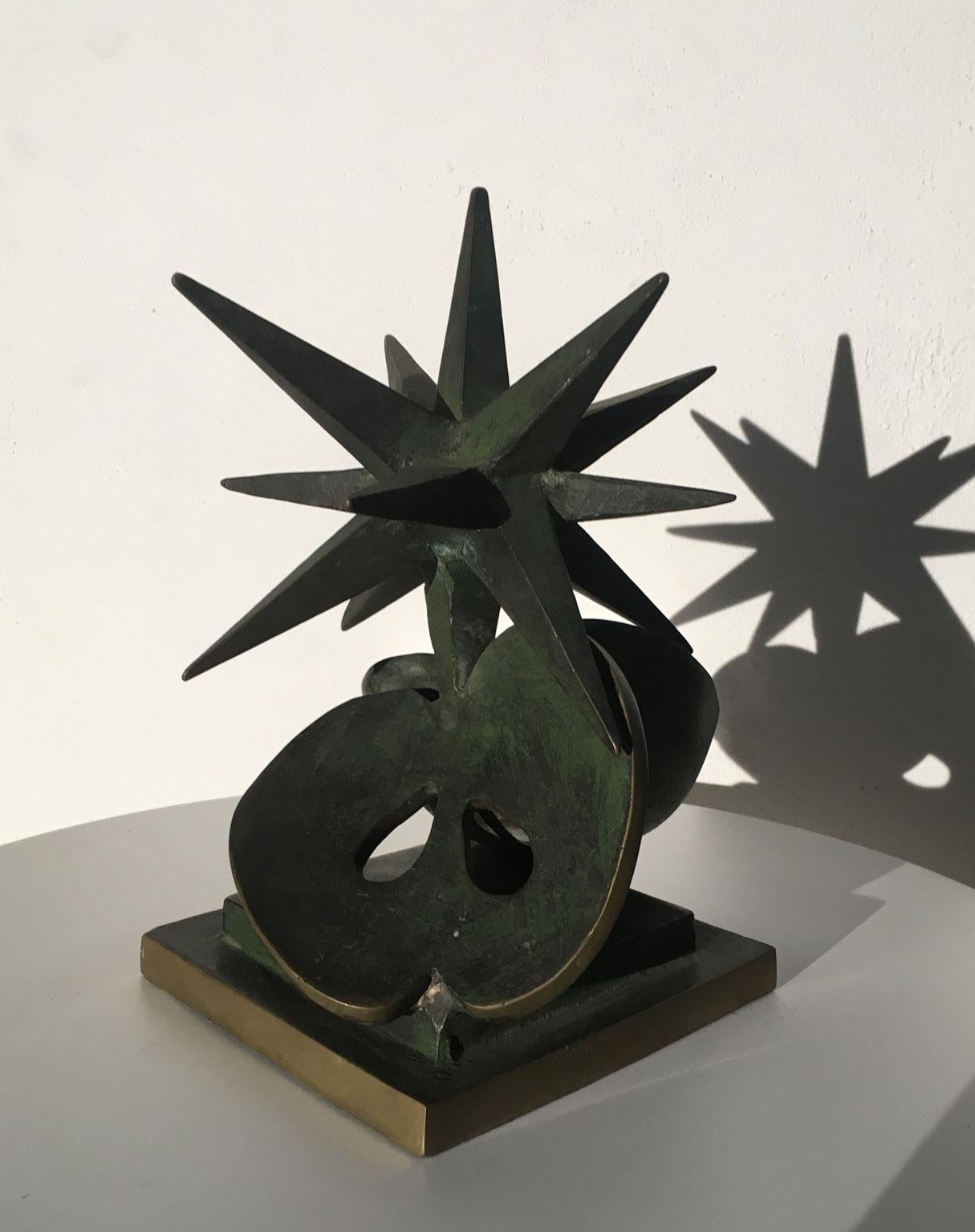 1980 Stern mit Apfel von Vanni Viviani  Abstrakte Skulptur aus Bronze, Italien im Angebot 6