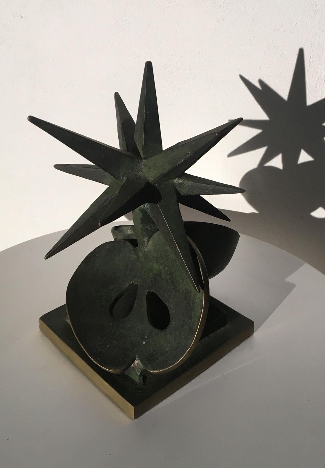 1980 Stern mit Apfel von Vanni Viviani  Abstrakte Skulptur aus Bronze, Italien im Angebot 7