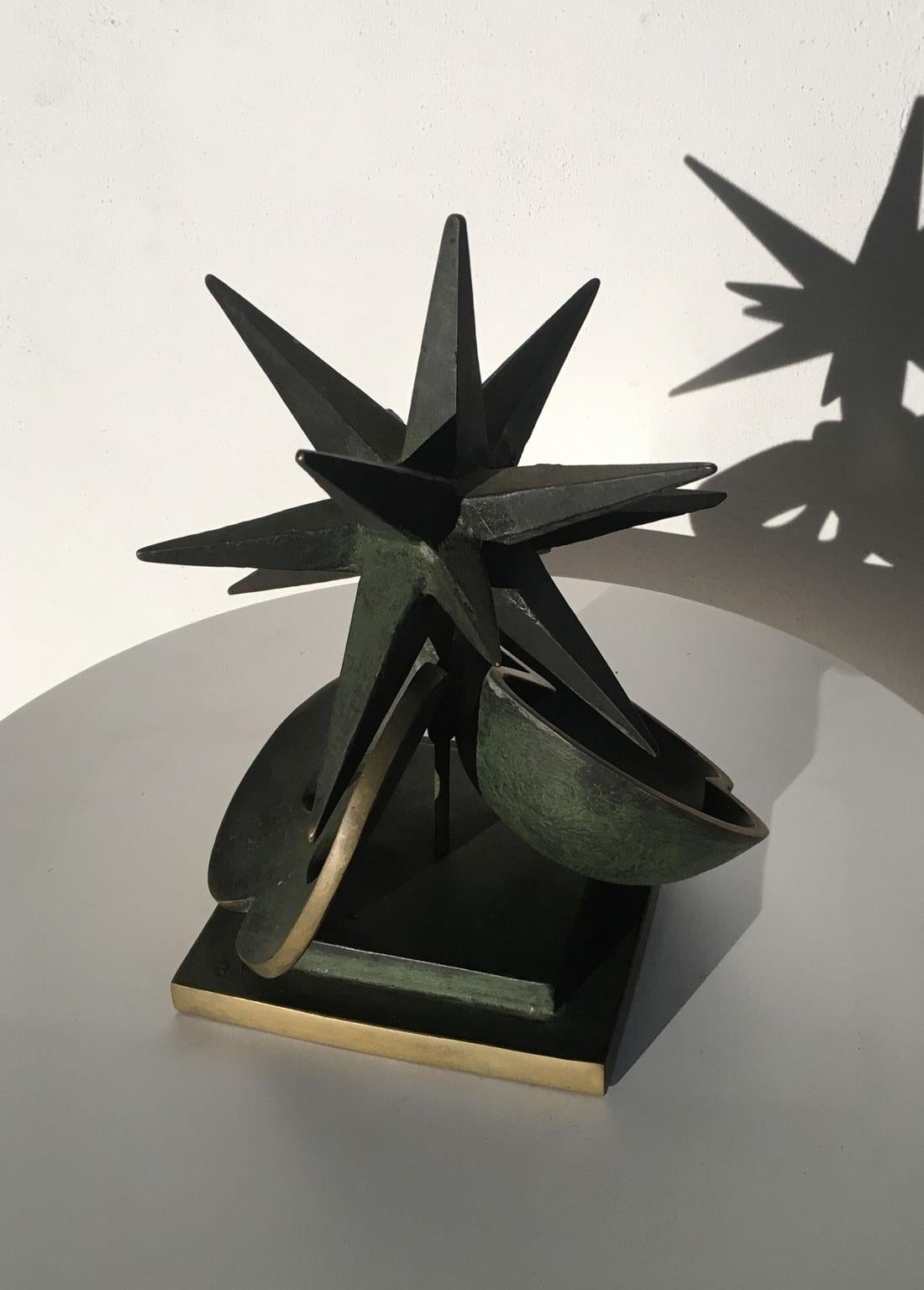 1980 Stern mit Apfel von Vanni Viviani  Abstrakte Skulptur aus Bronze, Italien im Angebot 8