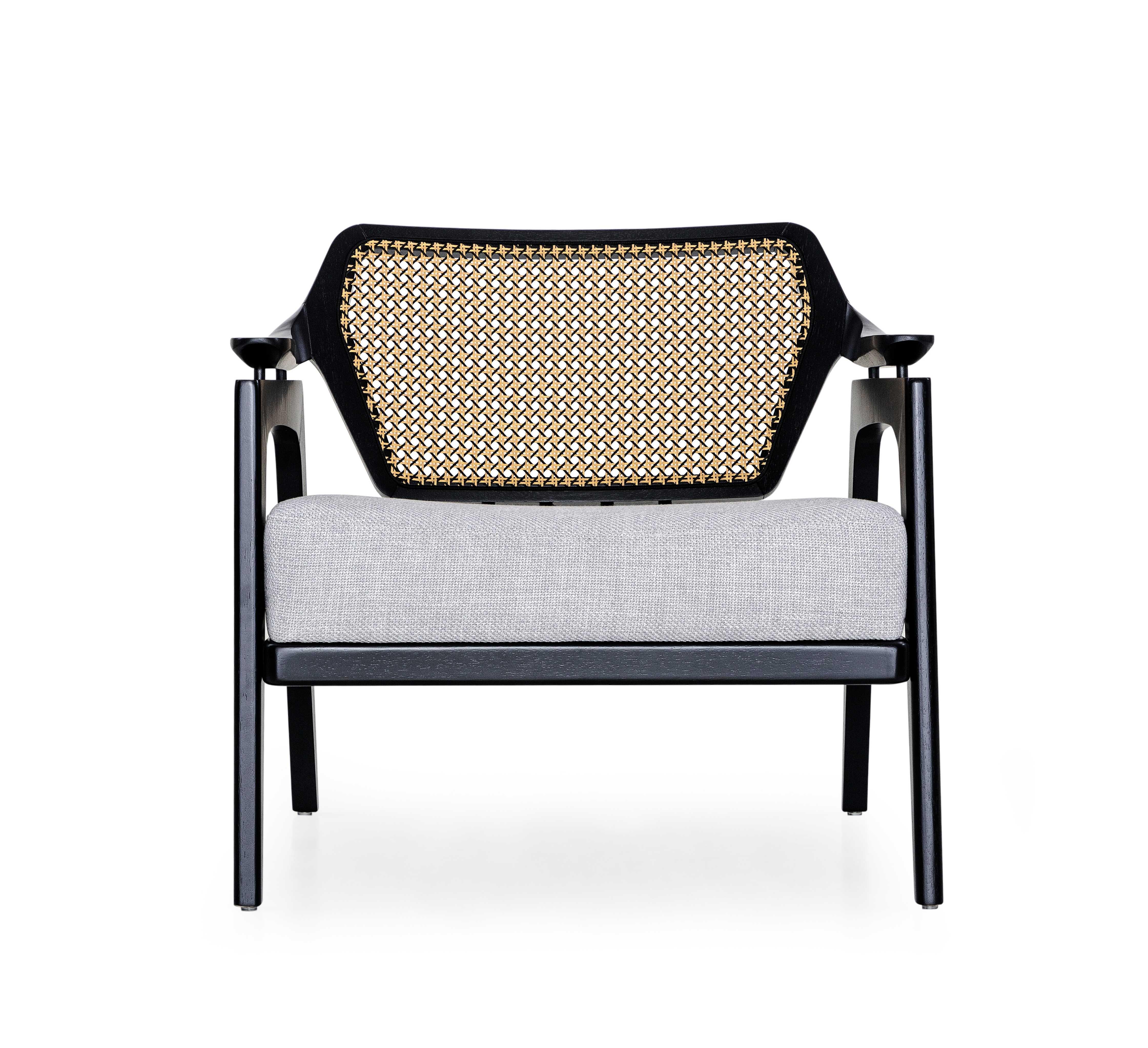 Brésilien Fauteuil noir mat avec dossier en rotin tressé et assise tapissée grise - Vanno Line en vente