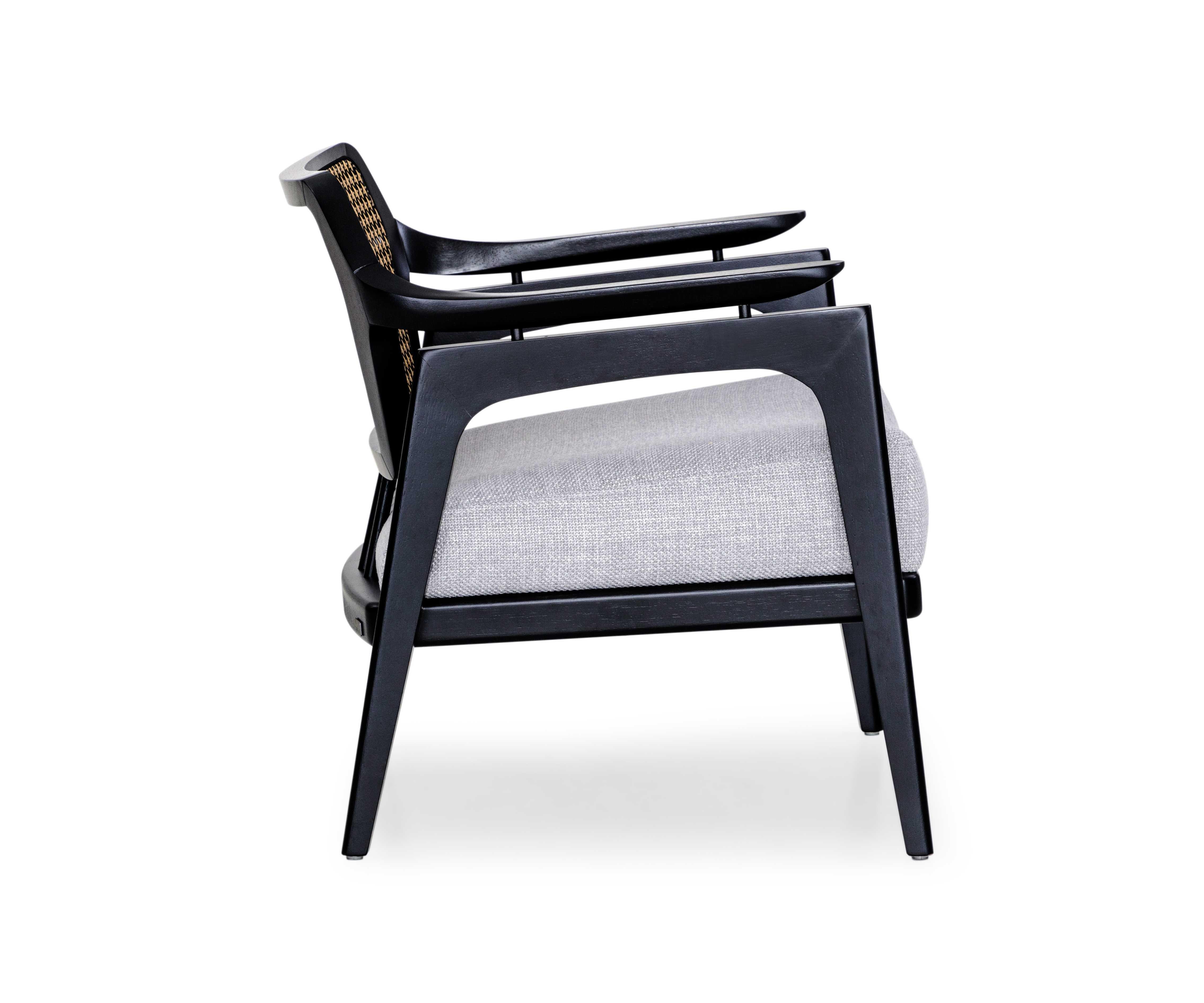 Tissé à la main Fauteuil noir mat avec dossier en rotin tressé et assise tapissée grise - Vanno Line en vente