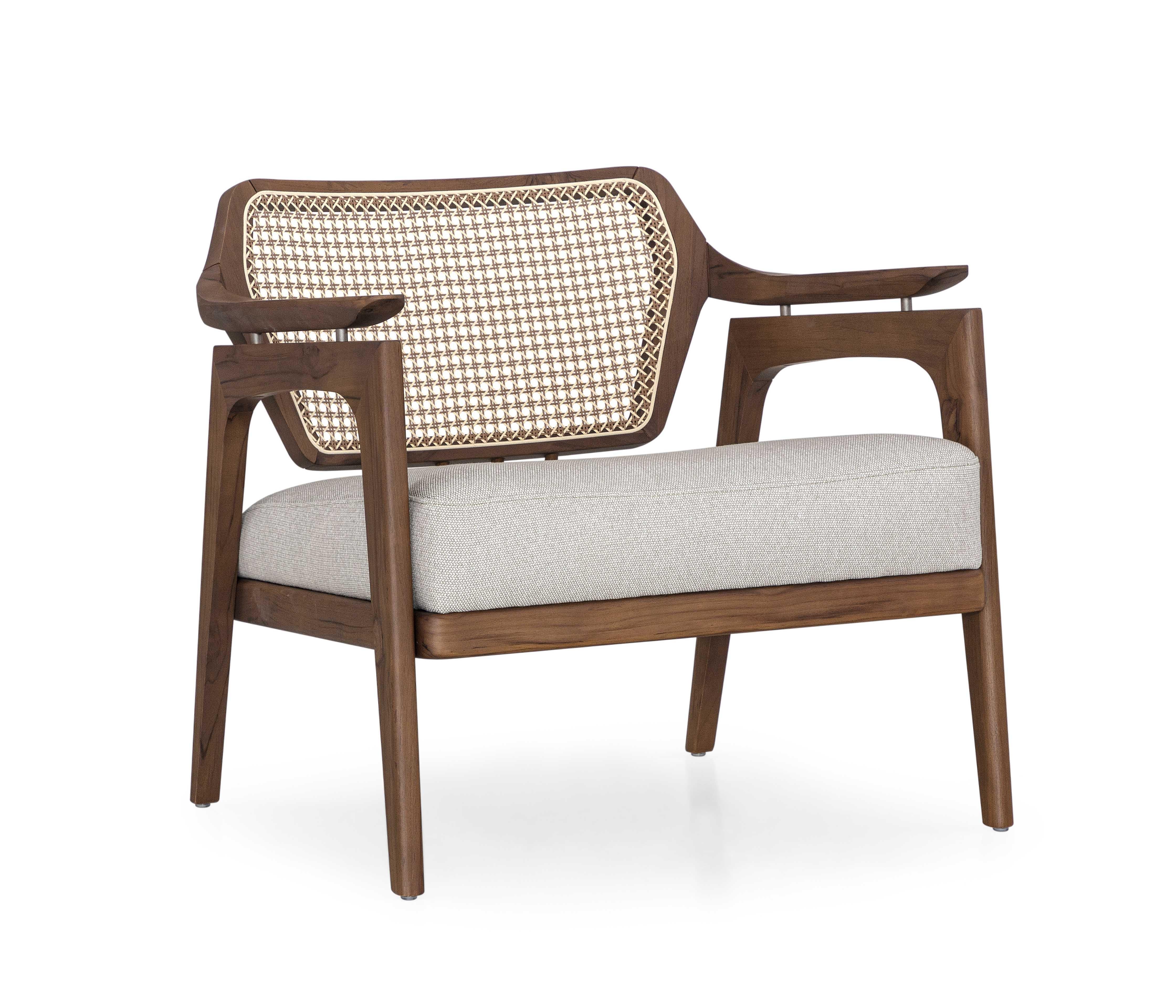 The Vanno armchair combines timeless elegance with modern functionality, making it a versatile addition to any space. Crafted with a warm walnut finish frame, this armchair reflects exceptional craftsmanship and durability. Its standout feature is
