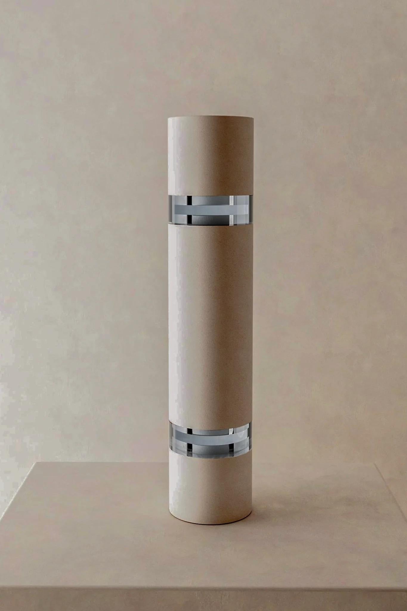 Vano Modell 4 Rosa Objekt von Eter Design
Einzigartiges Stück.
Abmessungen: Ø 11,4 x H 53,4 cm.
MATERIALIEN: Lehm.

Nachhaltig - umweltfreundlich. Handgefertigt. Jedes Stück kann in Farbe, Größe, Textur und Form leicht variieren. Auch in blau