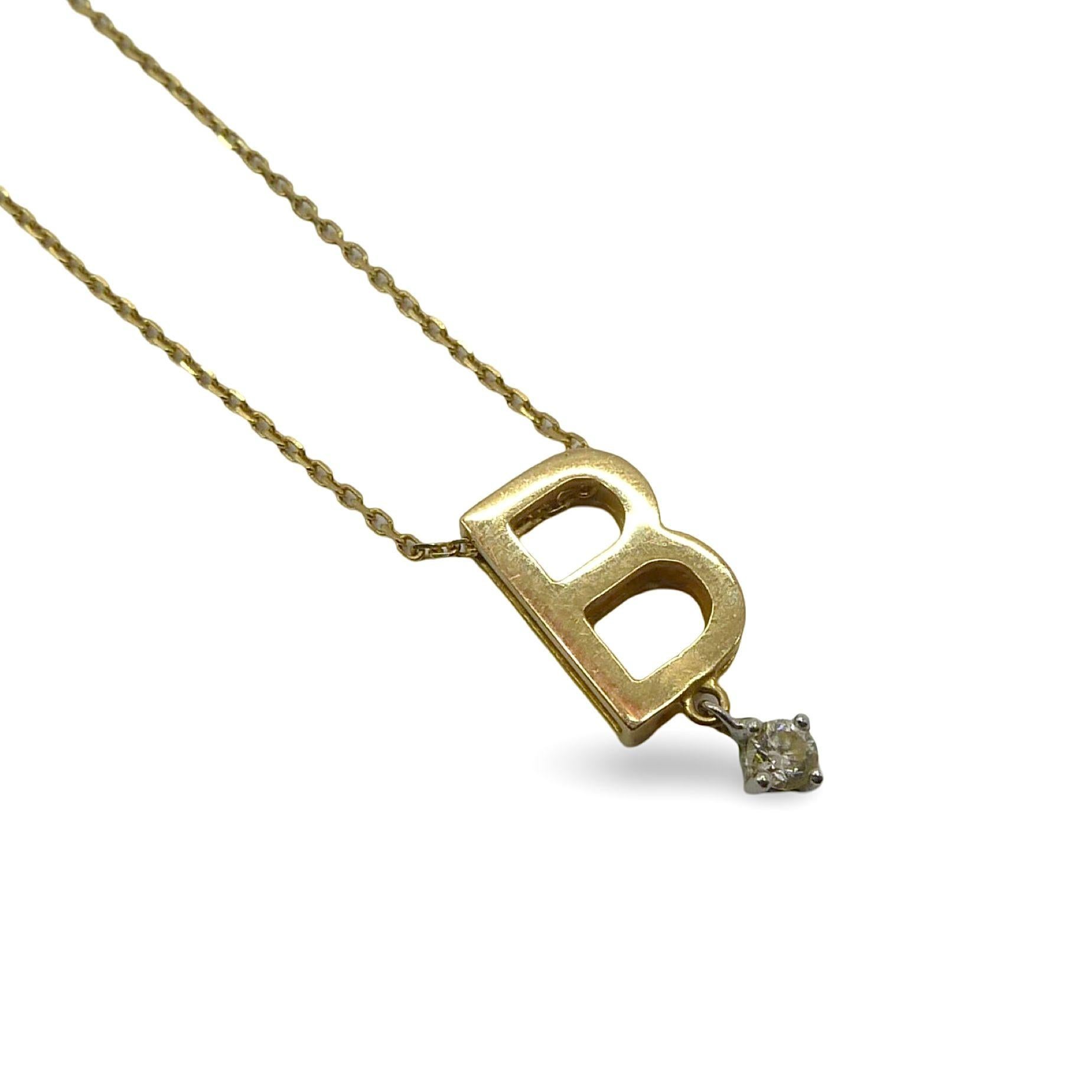 Scopri la delicata eleganza di questa collana Vanrycke Abécédaire, realizzata in oro giallo 18 carati (750/1000). Questo pezzo raffinato è caratterizzato da un ciondolo con l'iniziale 