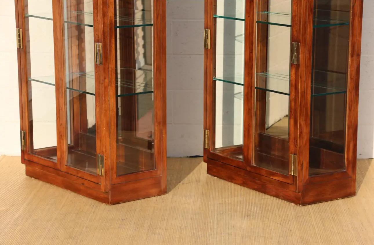 Late 20th Century Vantage Pair of Campaign Style Curio Display Cabinets by Henredon For Sale